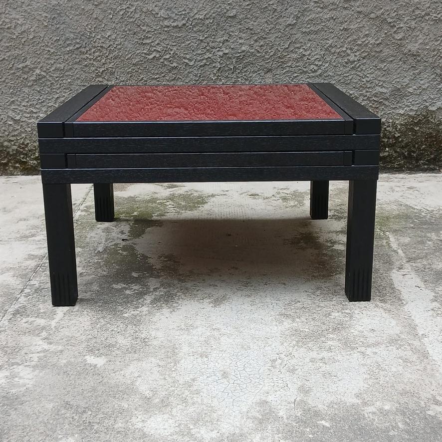 Keywords: 
tavolino da salotto, design modulare, Bernard Vuarnesson, Bellato, anni ’80, laminato rosso e bianco, legno nero, tavolino trasformabile, tavolino scorrevole, arredo vintage, design francese, intaglio ligneo, tavolino reversibile,