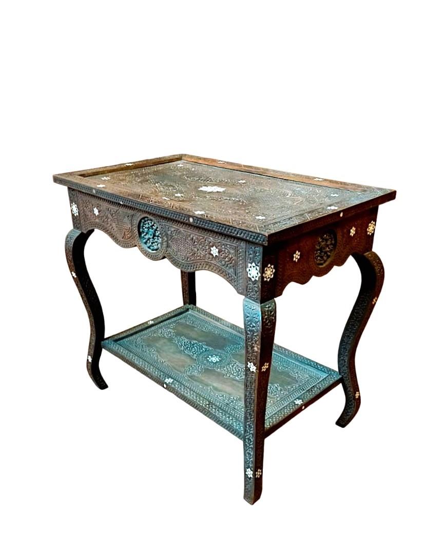 Indian Table basse orientale ancienne sculptée et décorée en bas-relief en vente