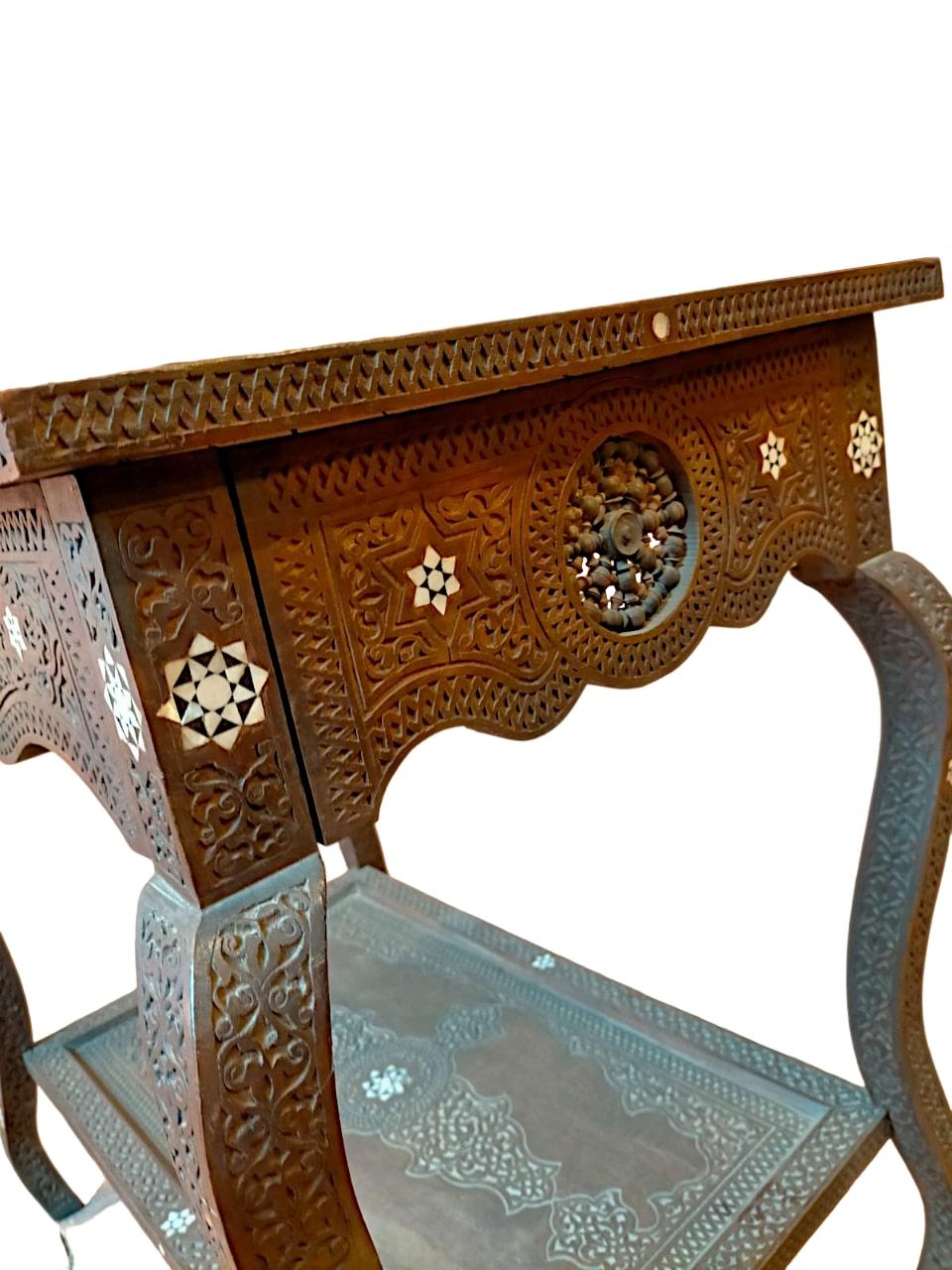 Sculpté à la main Table basse orientale ancienne sculptée et décorée en bas-relief en vente