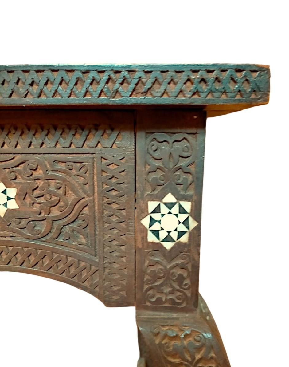 Table basse orientale ancienne sculptée et décorée en bas-relief Bon état - En vente à Cesena, FC