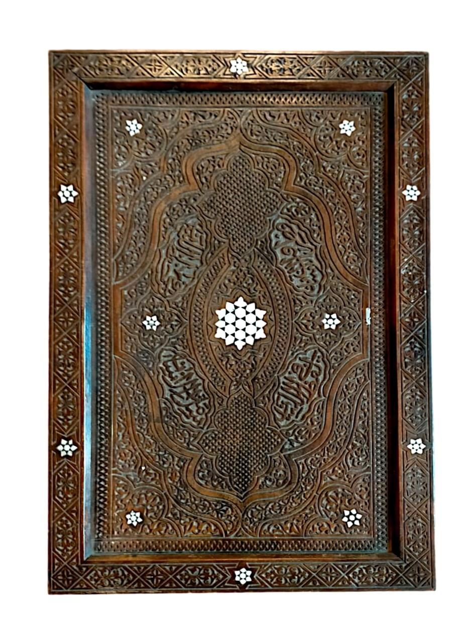 20th Century Table basse orientale ancienne sculptée et décorée en bas-relief en vente