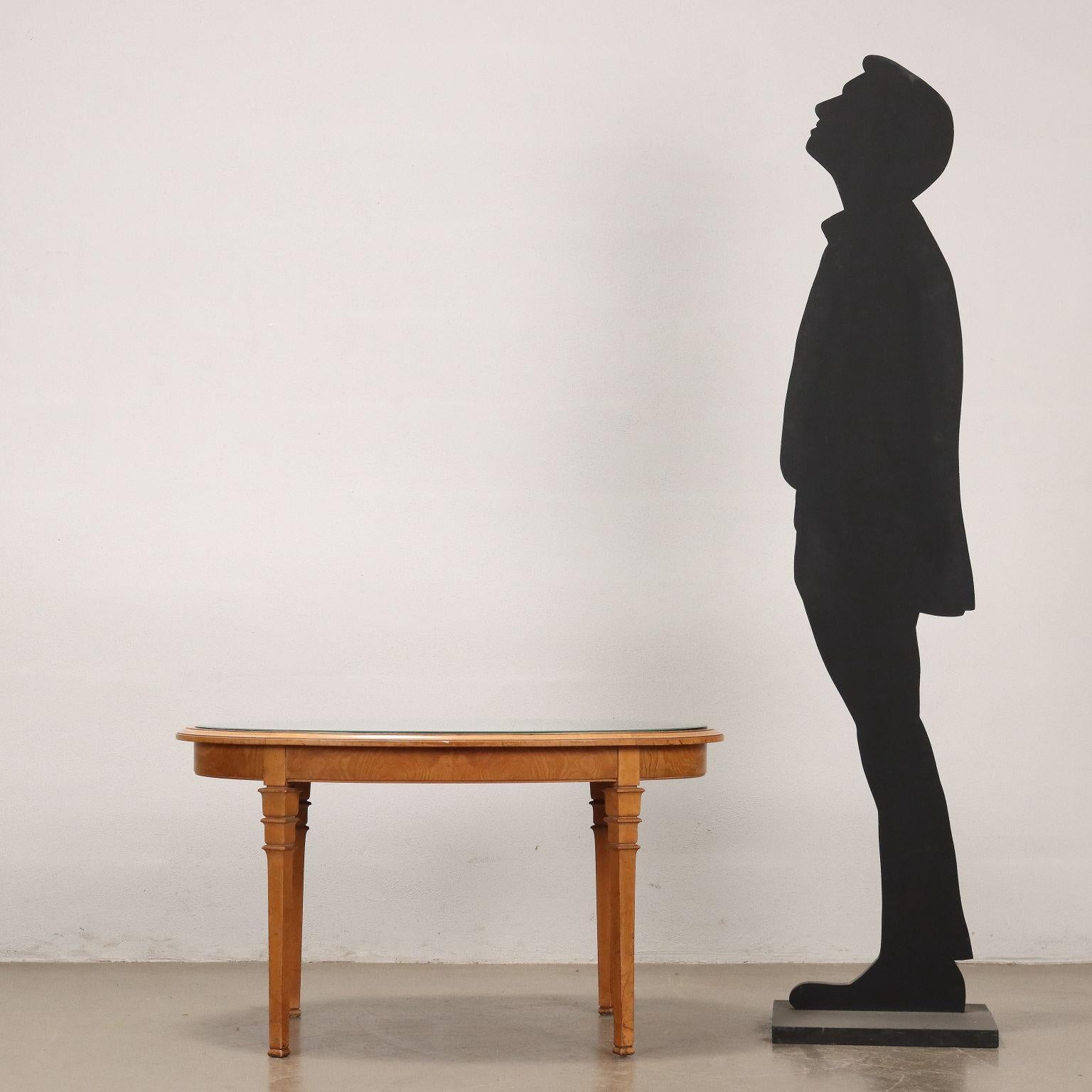 Petite table centrale, bandeau en bois de hêtre et placage de bois de bruyère, plateau en verre miroir. 