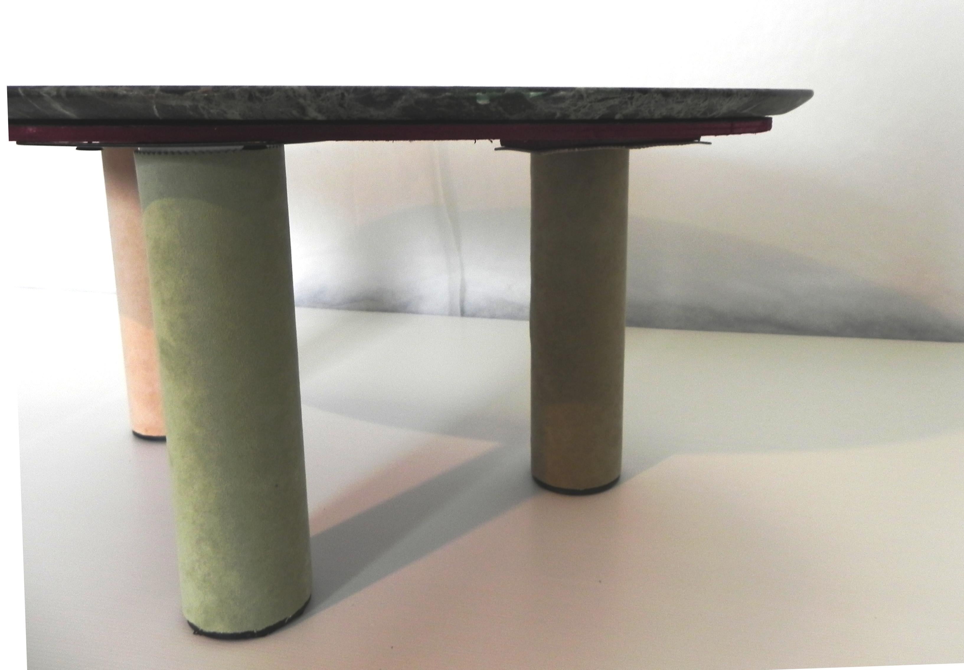 Other Tavolino ovale con piano in marmo Verde Alpi e gambe in alcantara, anni '200 For Sale
