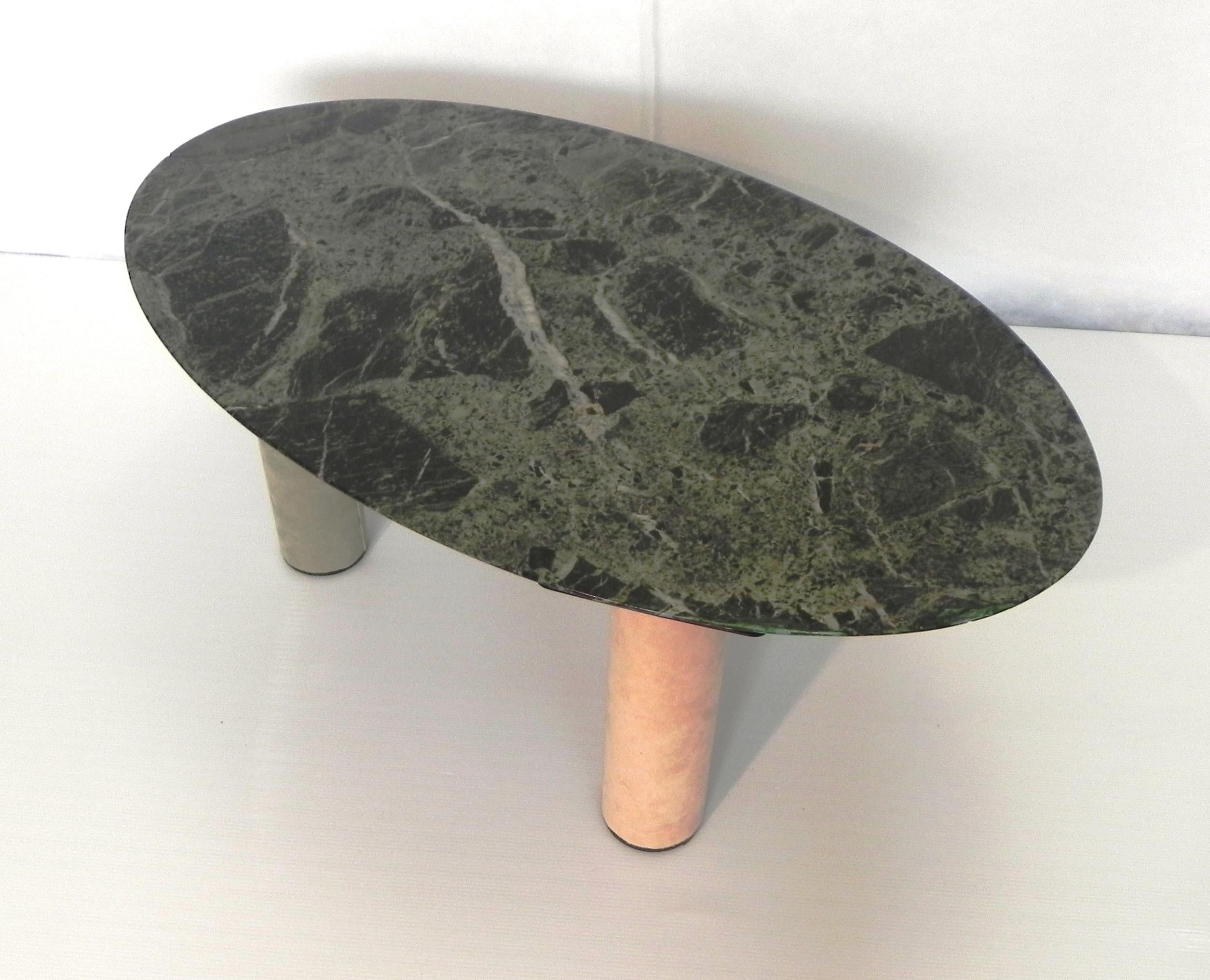 Tavolino ovale con piano in marmo Verde Alpi e gambe in alcantara, anni '200 For Sale 1