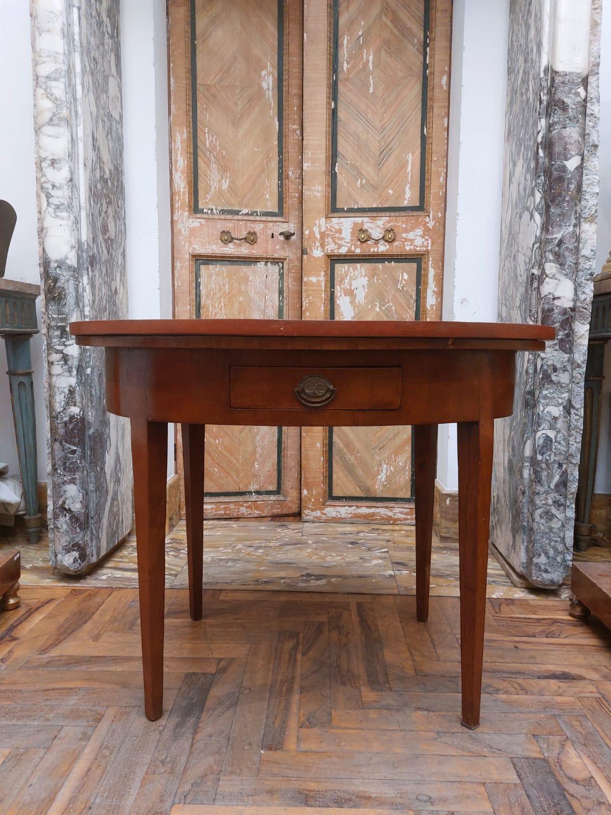 Néo-classique Table basse ovale avec plateau scagliola en vente