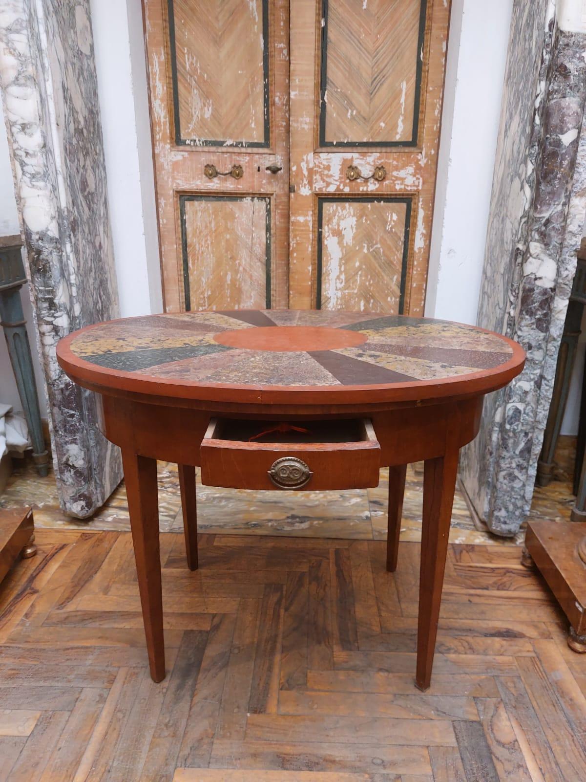 Italian Table basse ovale avec plateau scagliola en vente