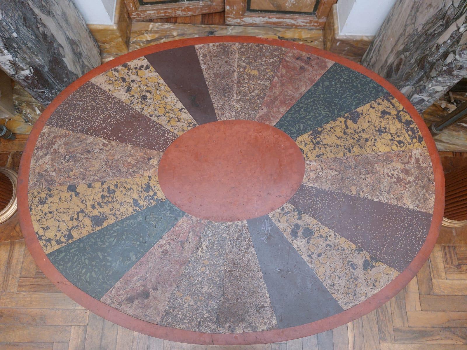 Placage Table basse ovale avec plateau scagliola en vente