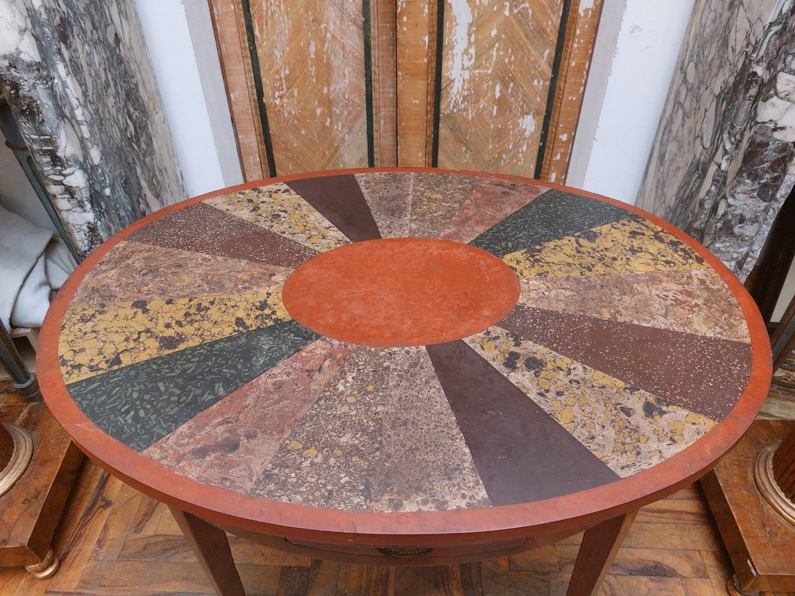 Table basse ovale avec plateau scagliola Bon état - En vente à Milano, IT