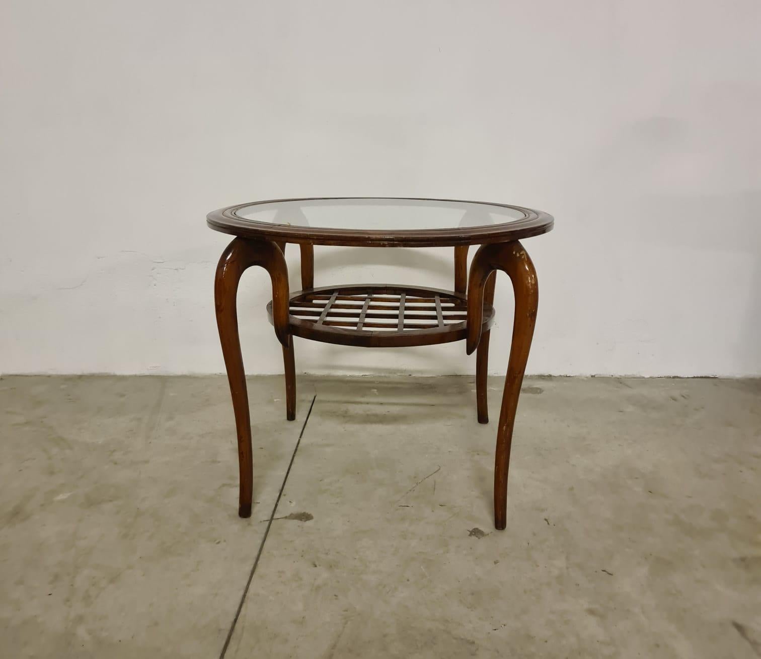 Tavolino basso attribuibile a Paolo Buffa.

Elegante tavolino da salotto con struttura in legno e piano in vetro.

Raffinate gambe a cigno sostengono un piano in legno incastonato ed il piano superiore in vetro.

Prodotto negli anni 40' è l'ideale