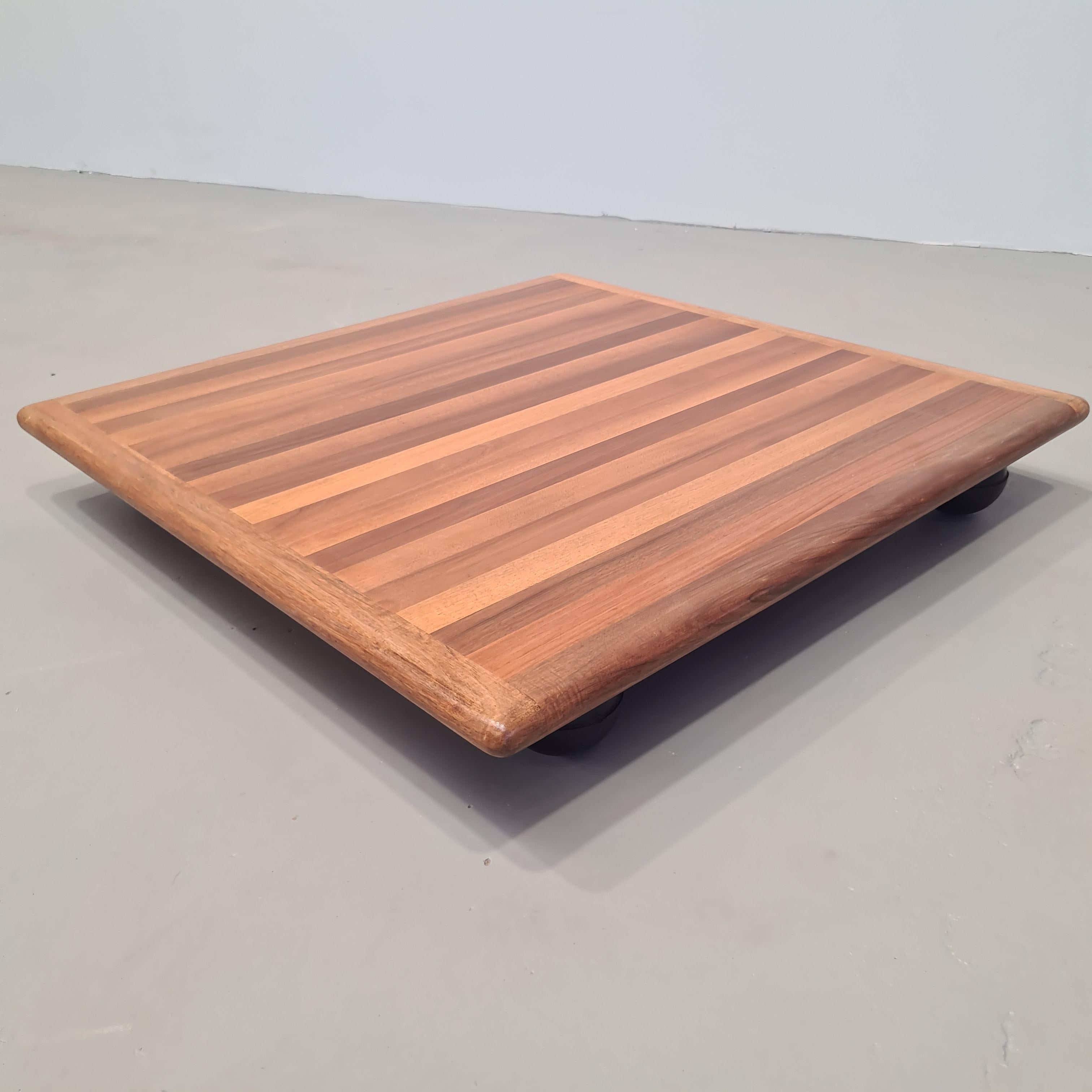 Couchtisch aus Holz aus der Kollektion Pianura, entworfen in den 1970er Jahren von Mario Bellini für Cassina. 
Couchtische werden als Ergänzung zu Sofas und Lounges verwendet und eignen sich aufgrund ihrer charakteristischen Höhe im japanischen Stil