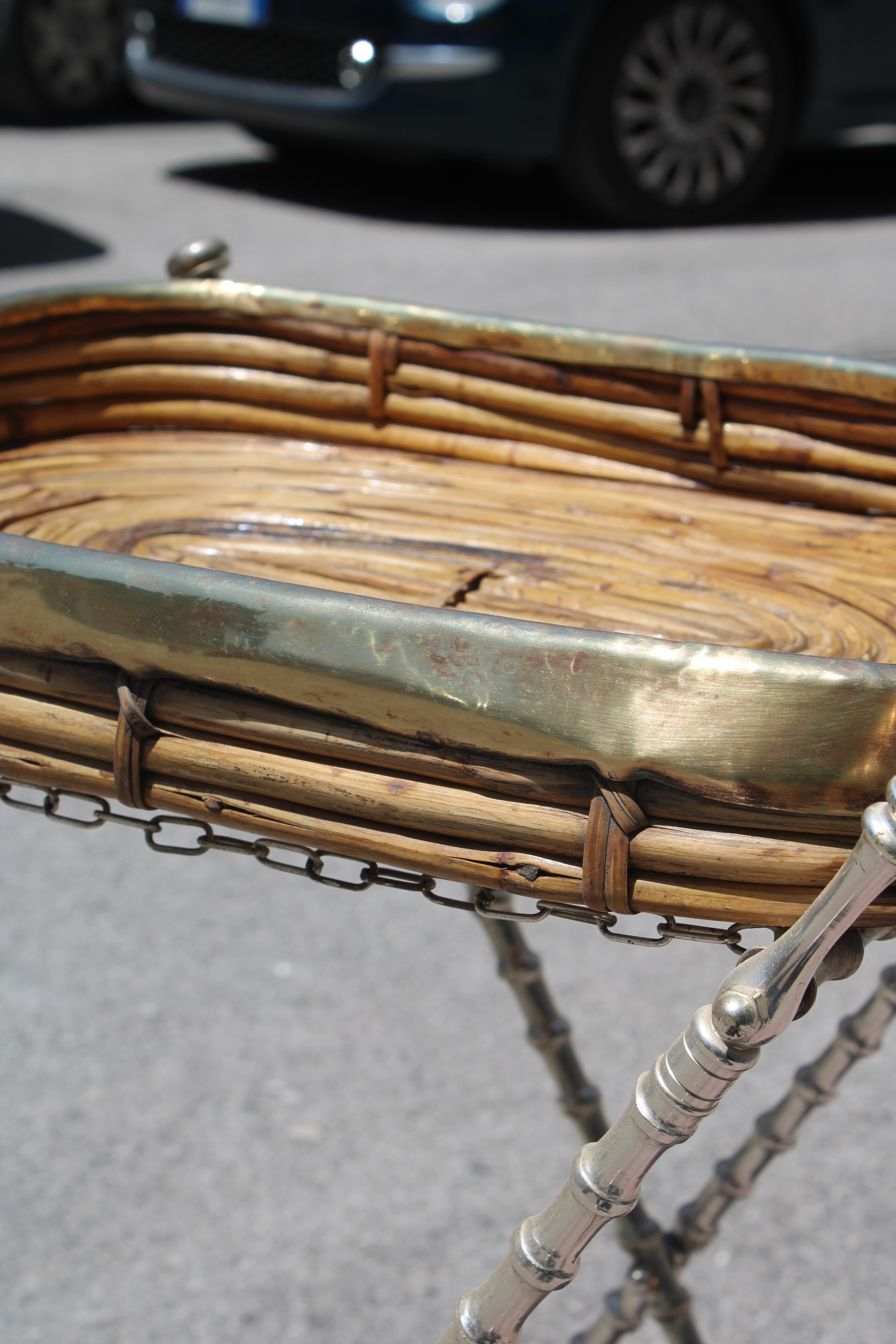 Tavolino Pieghevole con Vassoio Ottone e Bambù Italia 1970s Bon état - En vente à Palermo, Sicily