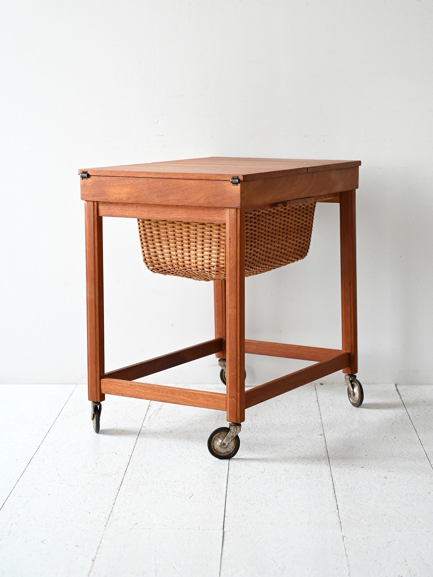 Scandinavo moderno Tavolino portalana scandinavo vintage con rotelle e cestello in vendita