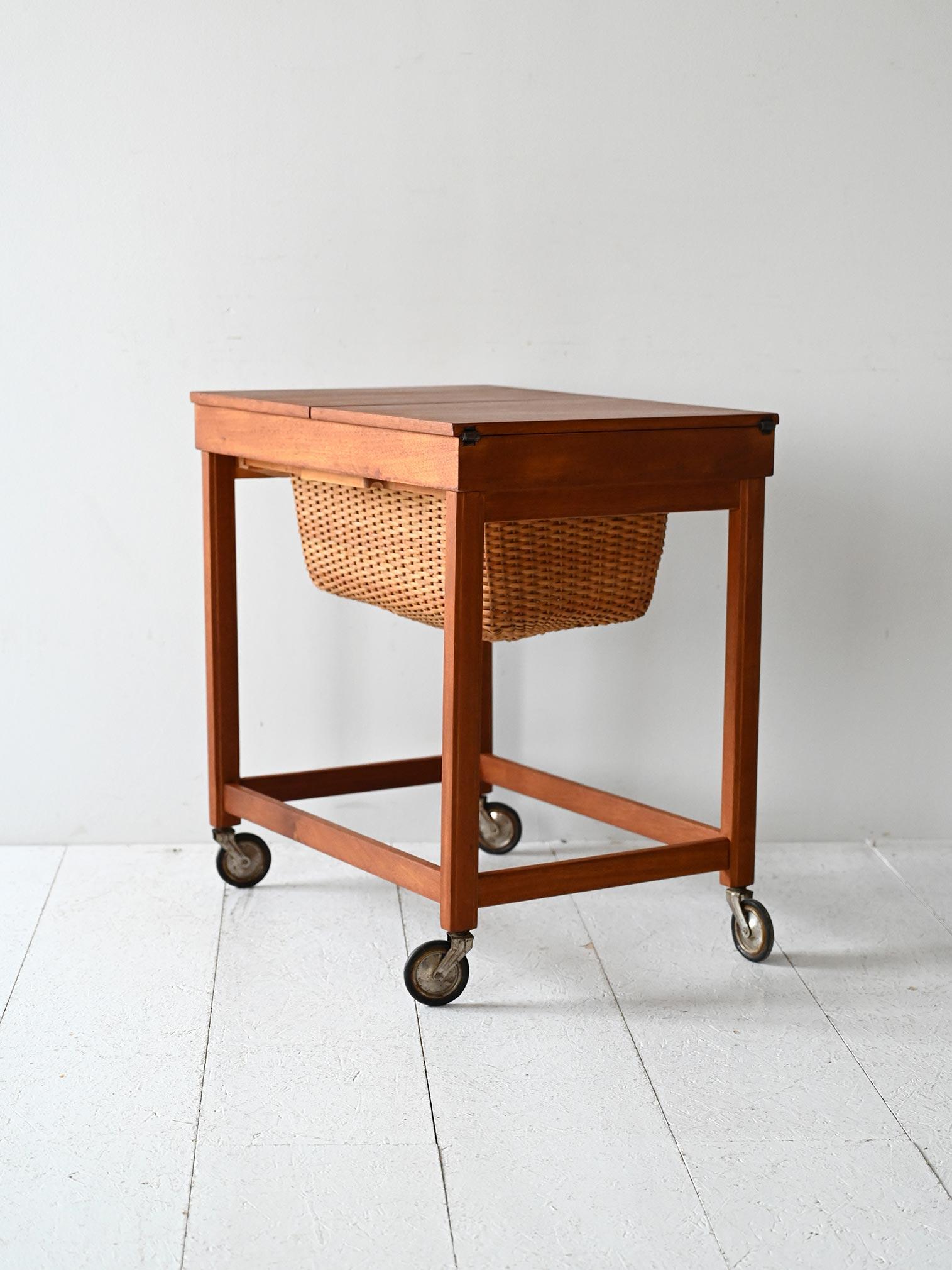 Scandinavian Tavolino portalana scandinavo vintage con rotelle e cestello in vendita
