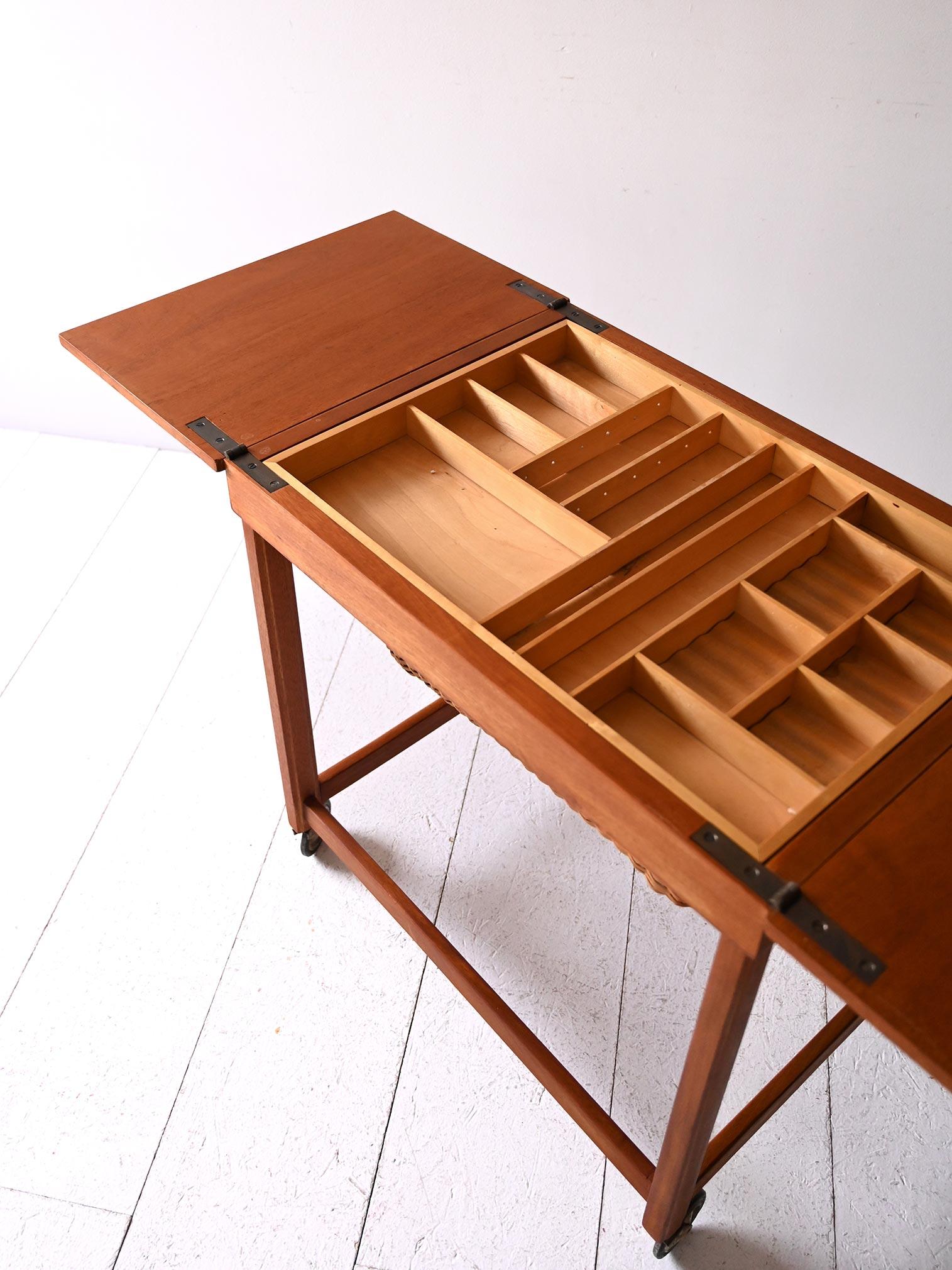 Tavolino portalana scandinavo vintage con rotelle e cestello In condizioni buone in vendita a Brescia, IT