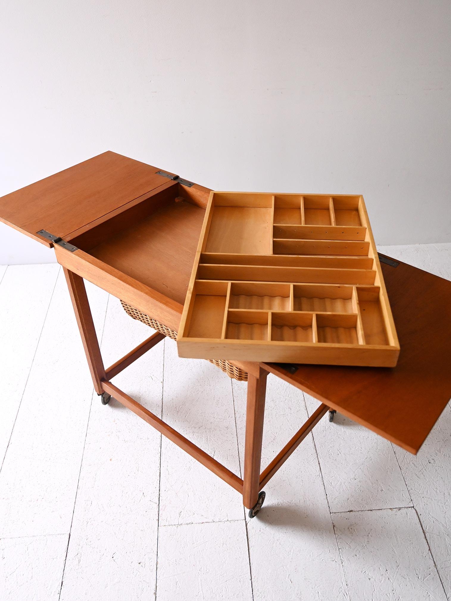 Mid-20th Century Tavolino portalana scandinavo vintage con rotelle e cestello in vendita