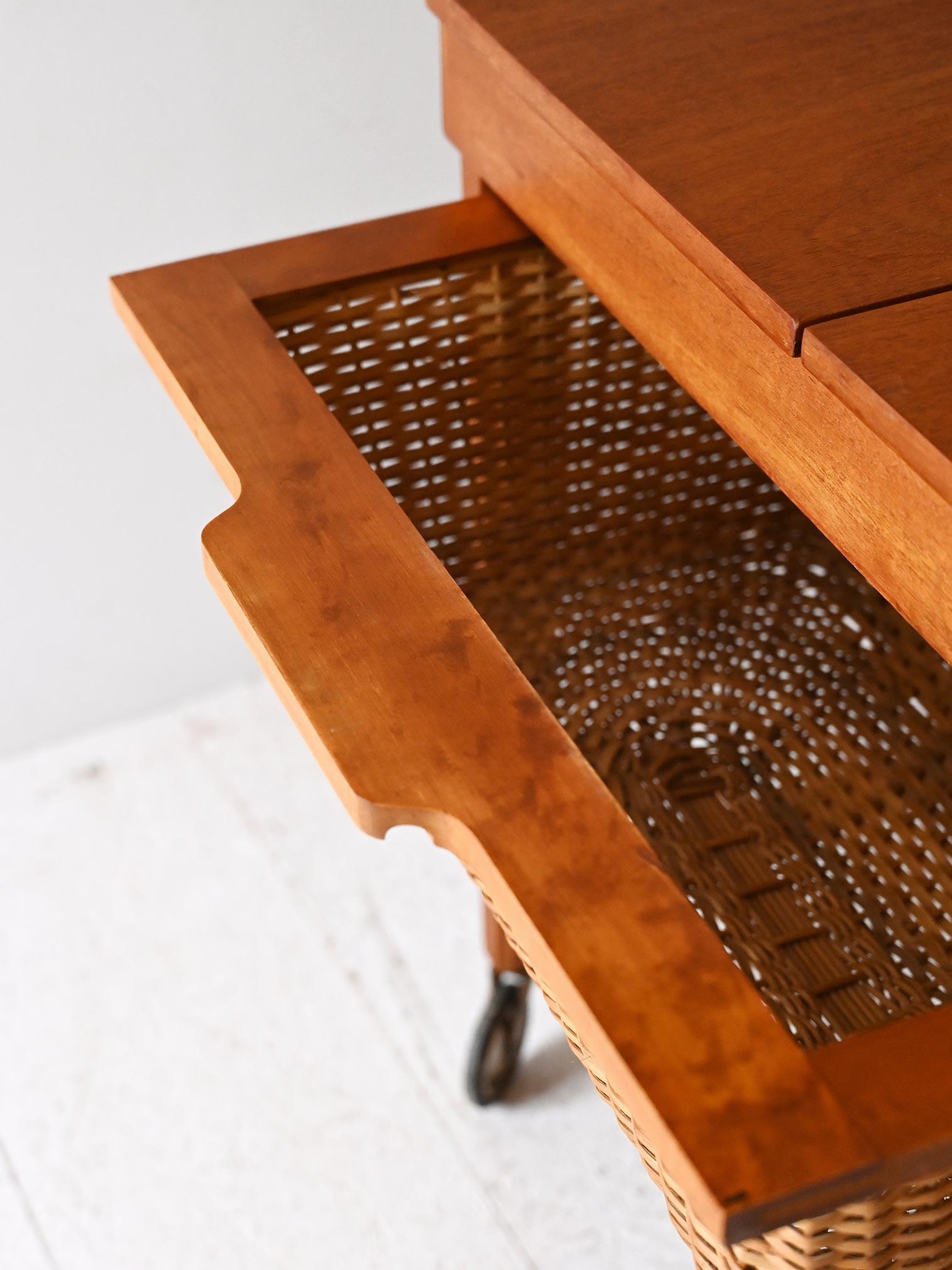 Quercia Tavolino portalana scandinavo vintage con rotelle e cestello in vendita