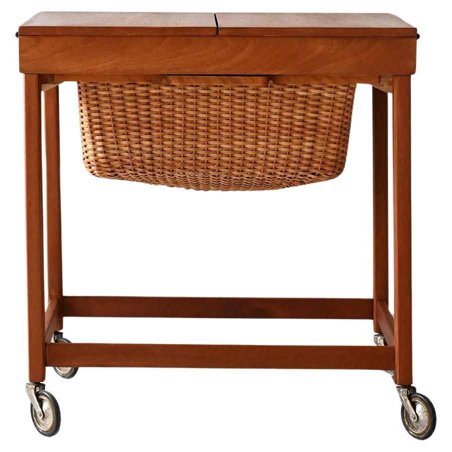 Tavolino portalana scandinavo vintage con rotelle e cestello in vendita