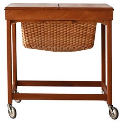 Tavolino portalana scandinavo vintage con rotelle e cestello