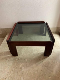 Tavolino postmoderno in noce con piano fumè, Afra & Tobia Scarpa