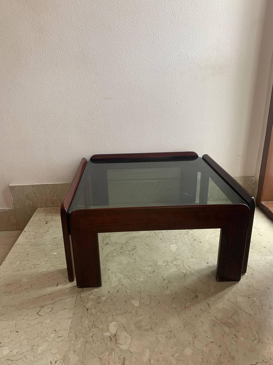Table basse postmoderne en noyer avec plateau fumé, Afra & Tobia Scarpa Bon état - En vente à Palermo, IT