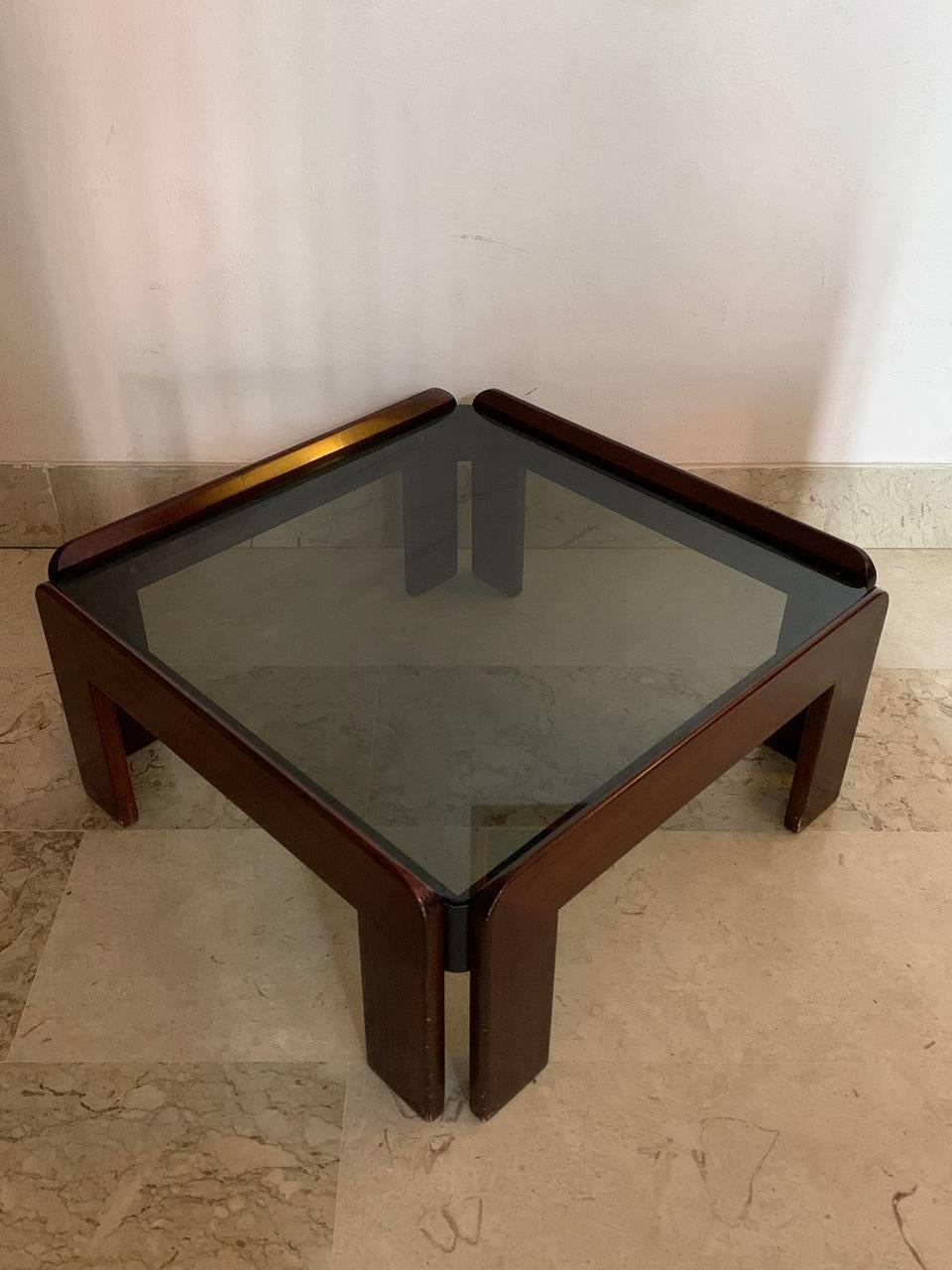 Table basse postmoderne en noyer avec plateau fumé, Afra & Tobia Scarpa en vente 1