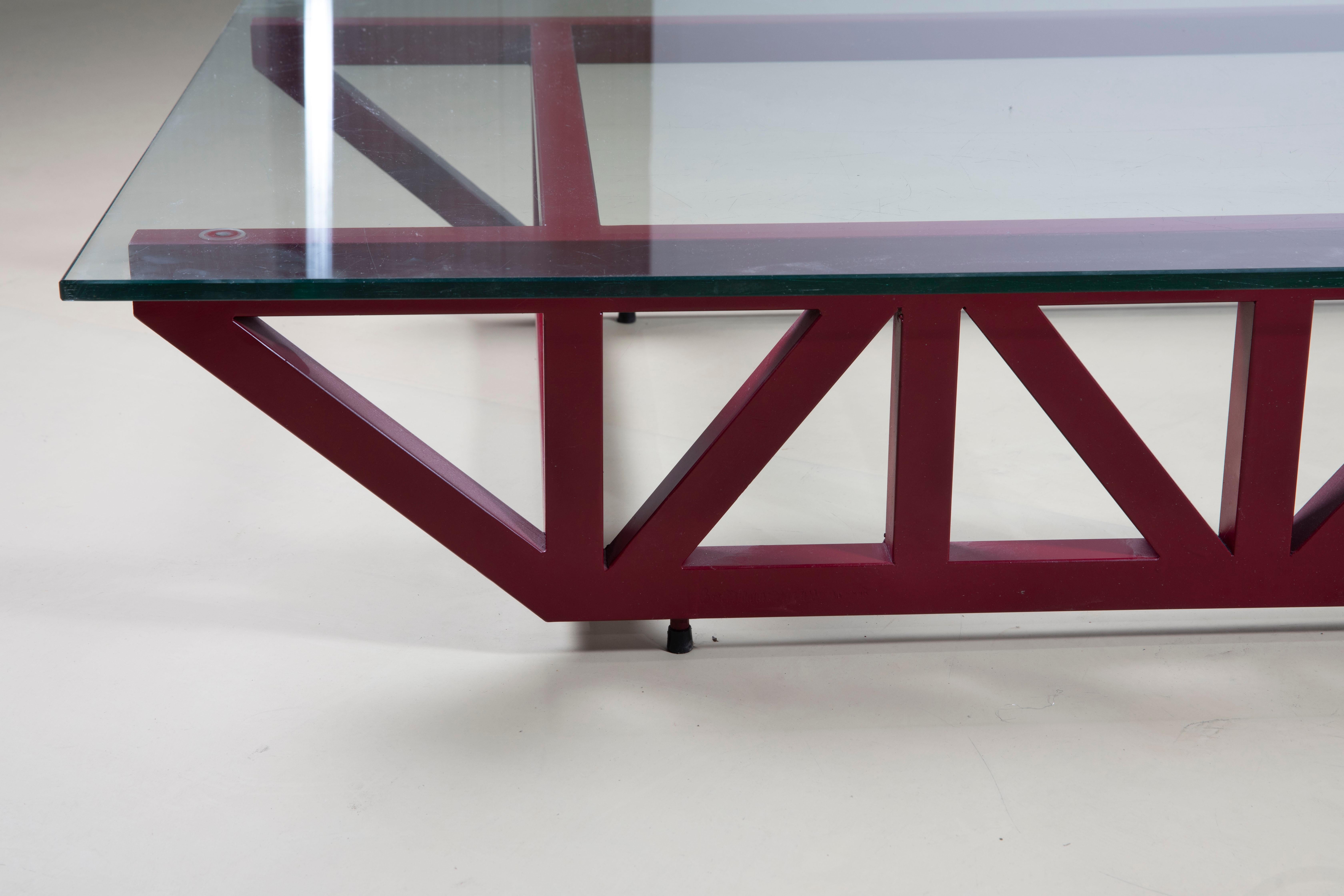 Tavolino postmoderno, manifattura italiana, base reticolata e piano in cristallo (Late 20th Century) im Angebot