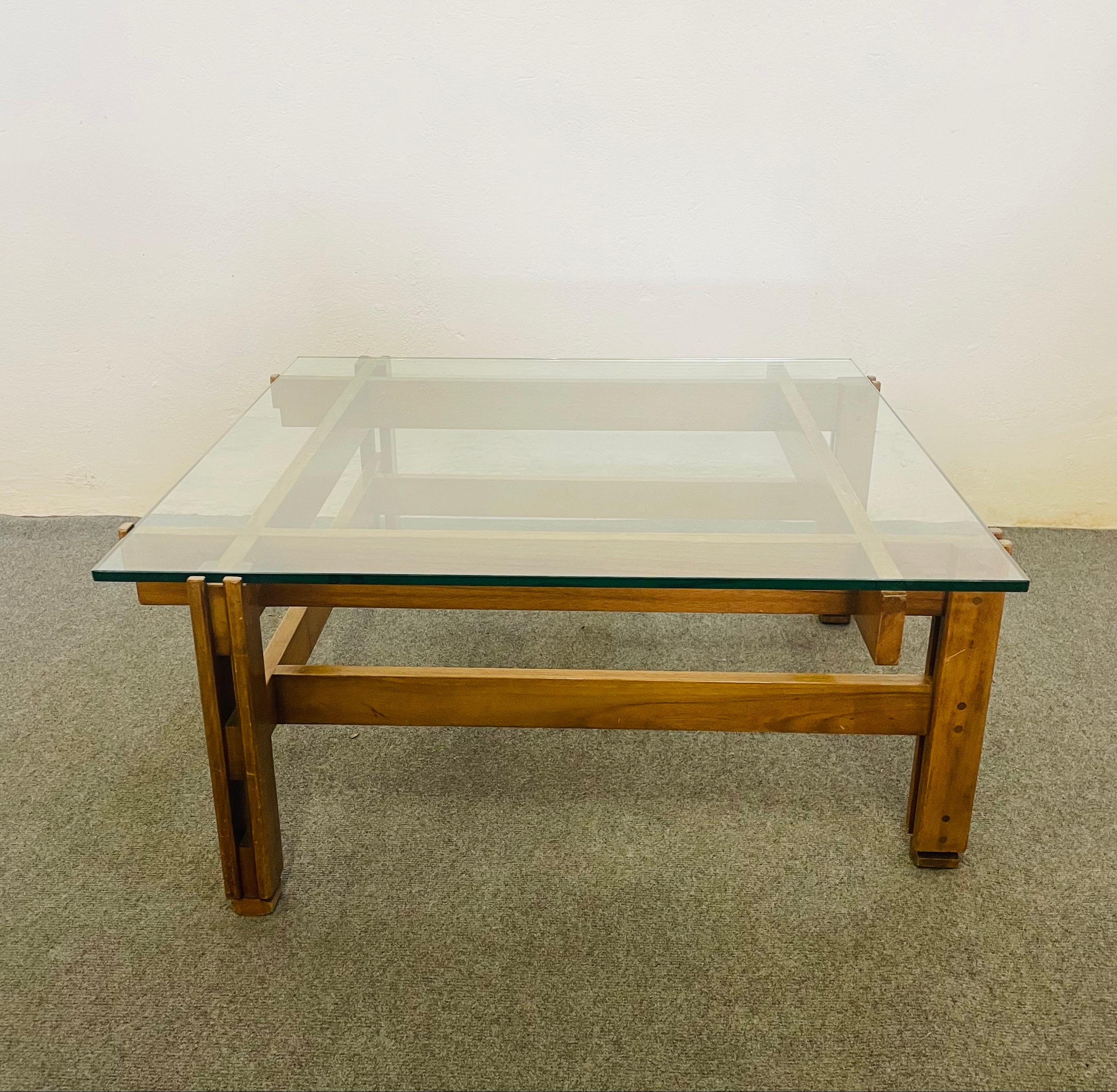 Ein quadratischer Couchtisch Nr. 751, entworfen von Ico Parisi, hergestellt von Cassina, trägt das Etikett cassina und weist normale Gebrauchs- und Altersspuren an Holz und Glas auf. Es ist ein klassisches Beispiel für modernes Möbeldesign aus der
