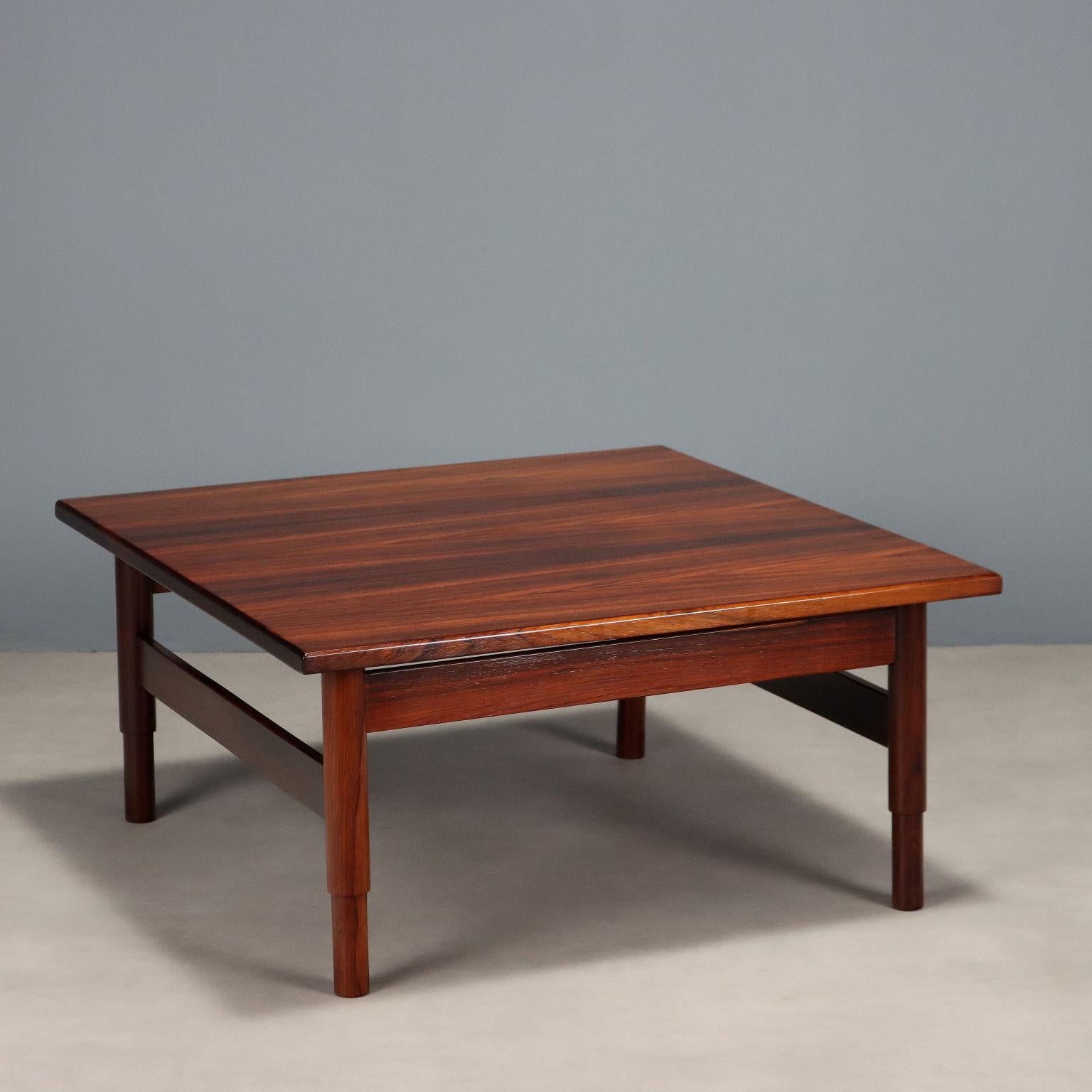 Mesa de centro vintage en chapa de madera exótica con tablero cuadrado. Restaurado.
