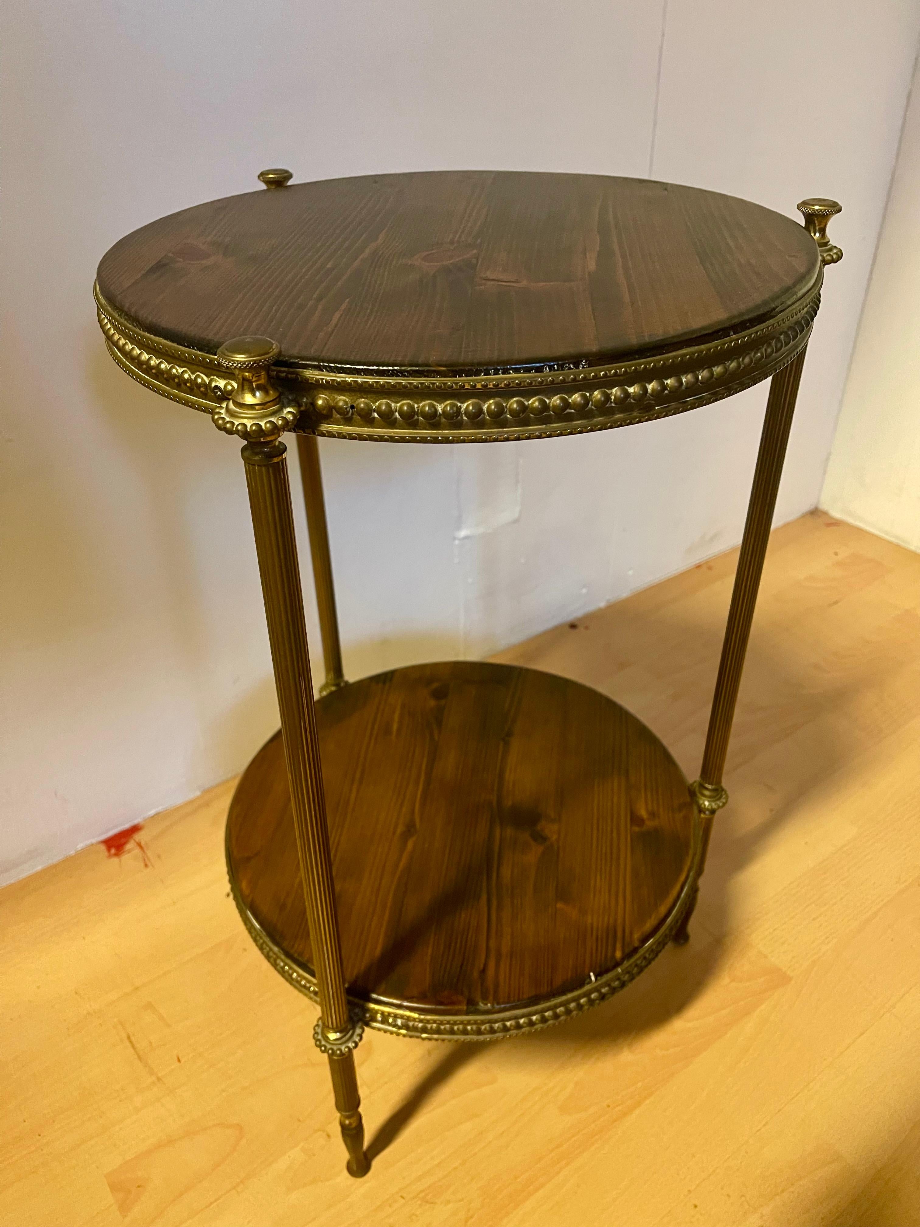 Two-shelf round brass and wood vintage Italian style coffee table In Good Condition For Sale In Cantù, IT