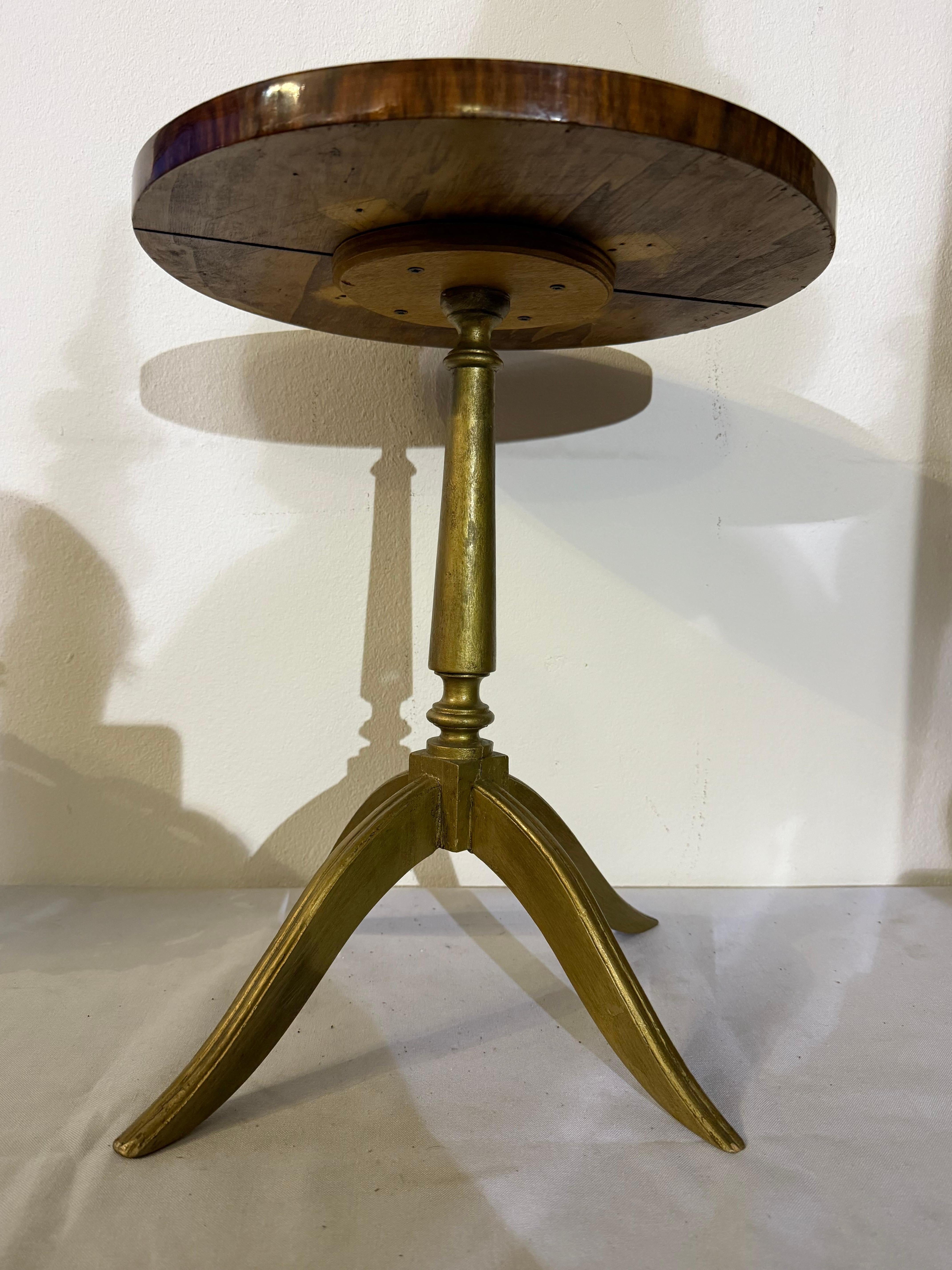 Table basse ronde avec incrustation 