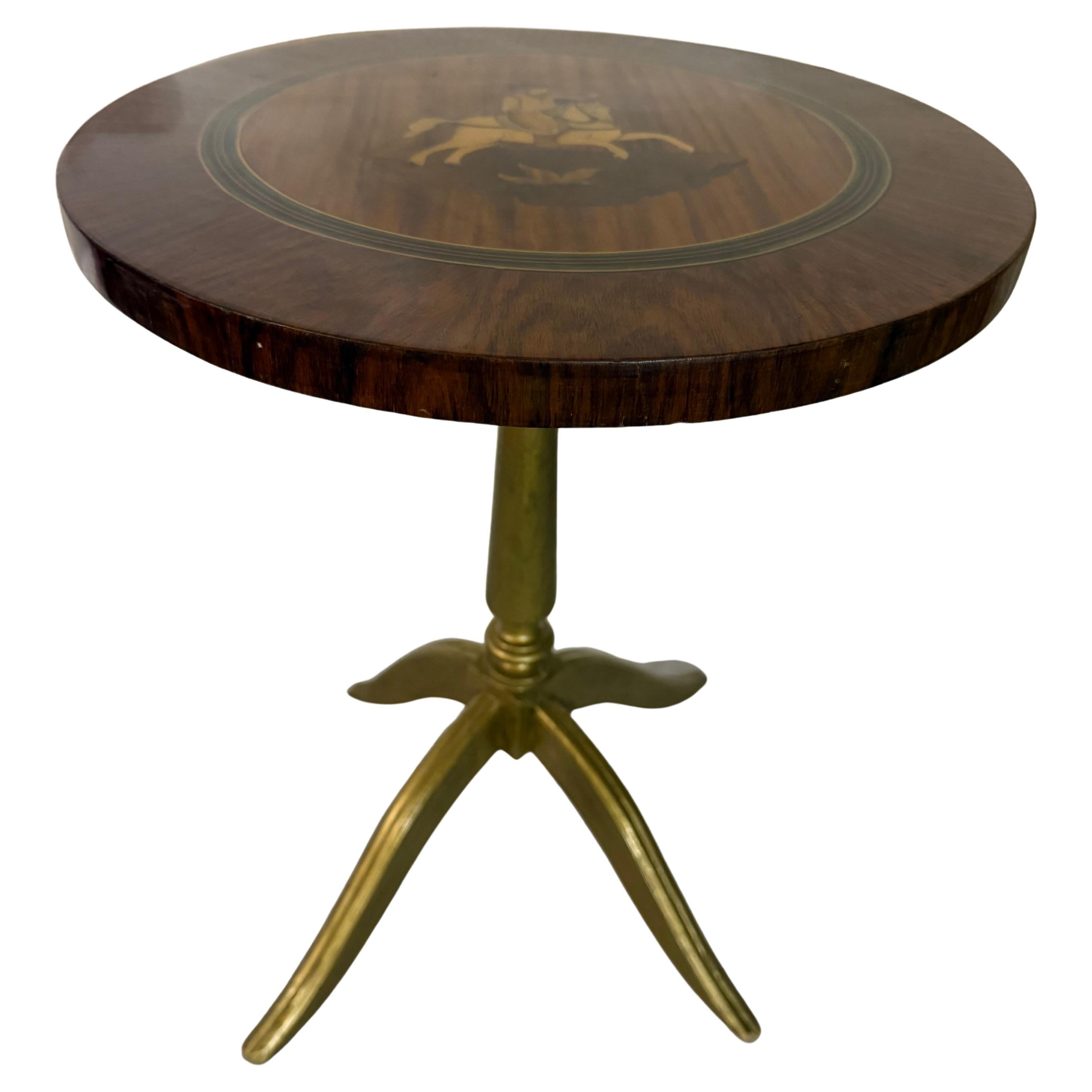 Table basse ronde avec incrustation "Chasseur à cheval" en style néoclassique en vente