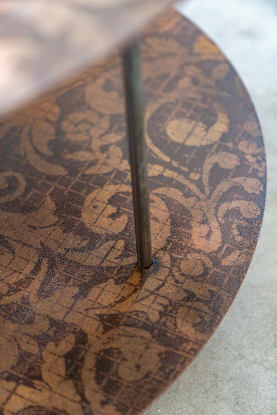 Tavolino rotondo da salotto, in metallo con decorazioni serigrafate, stile Line in vendita 5