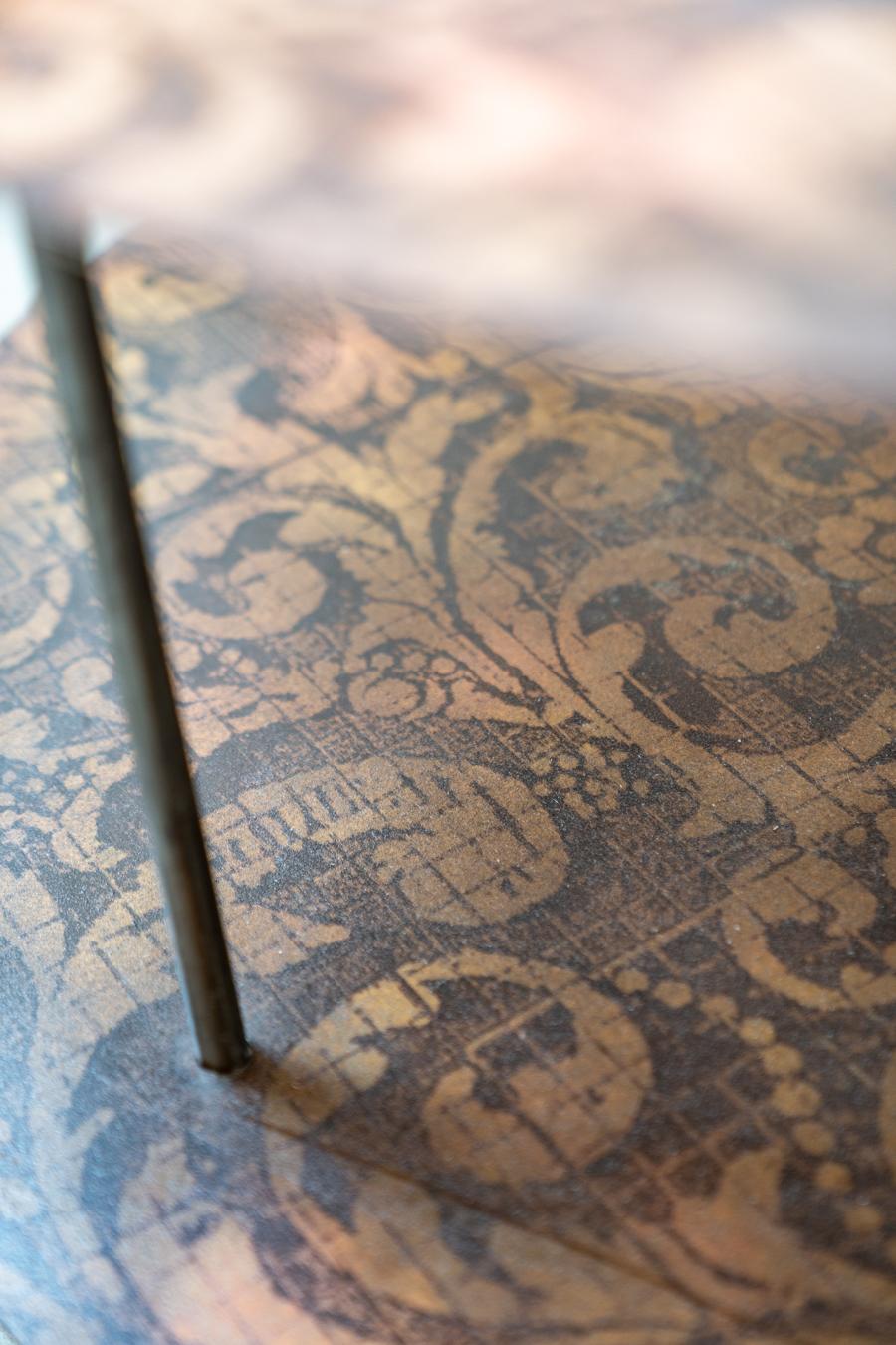 Tavolino rotondo da salotto, in metallo con decorazioni serigrafate, stile Line in vendita 6