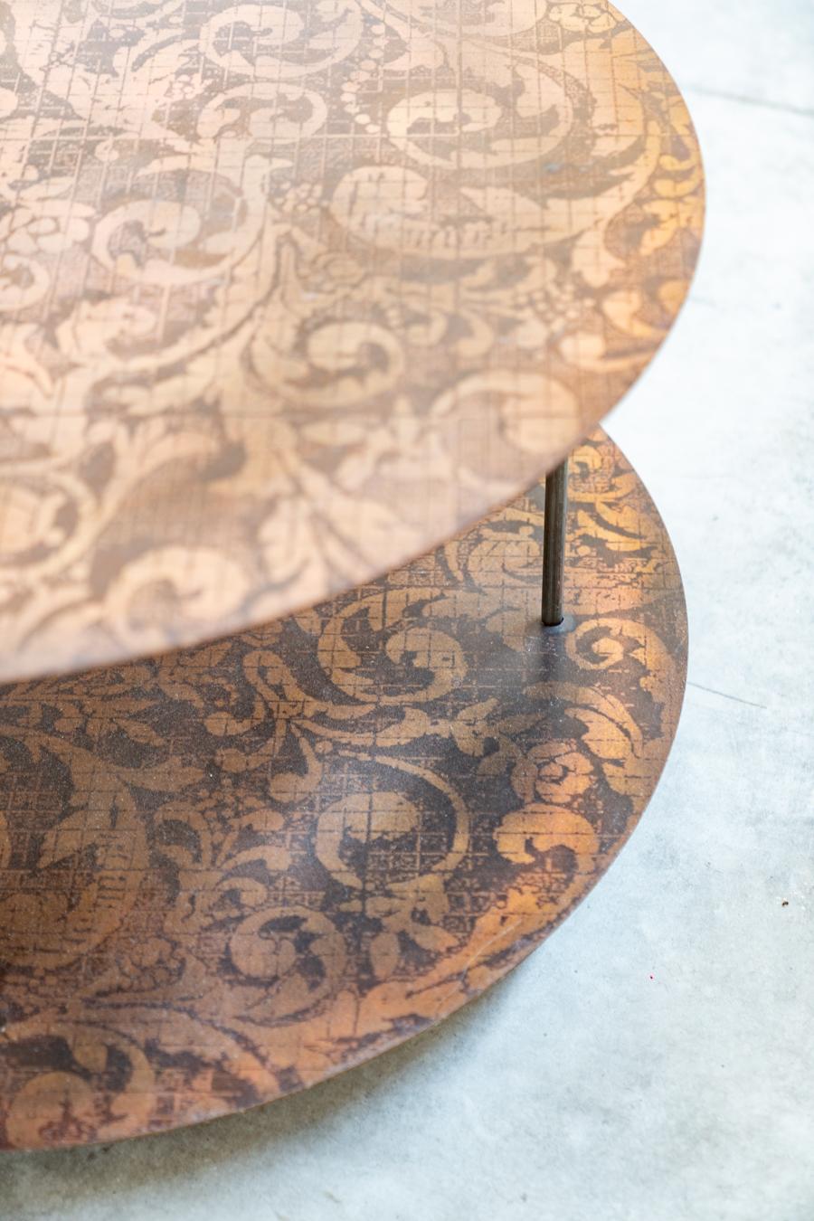 Tavolino rotondo da salotto, in metallo con decorazioni serigrafate, stile Line in vendita 7