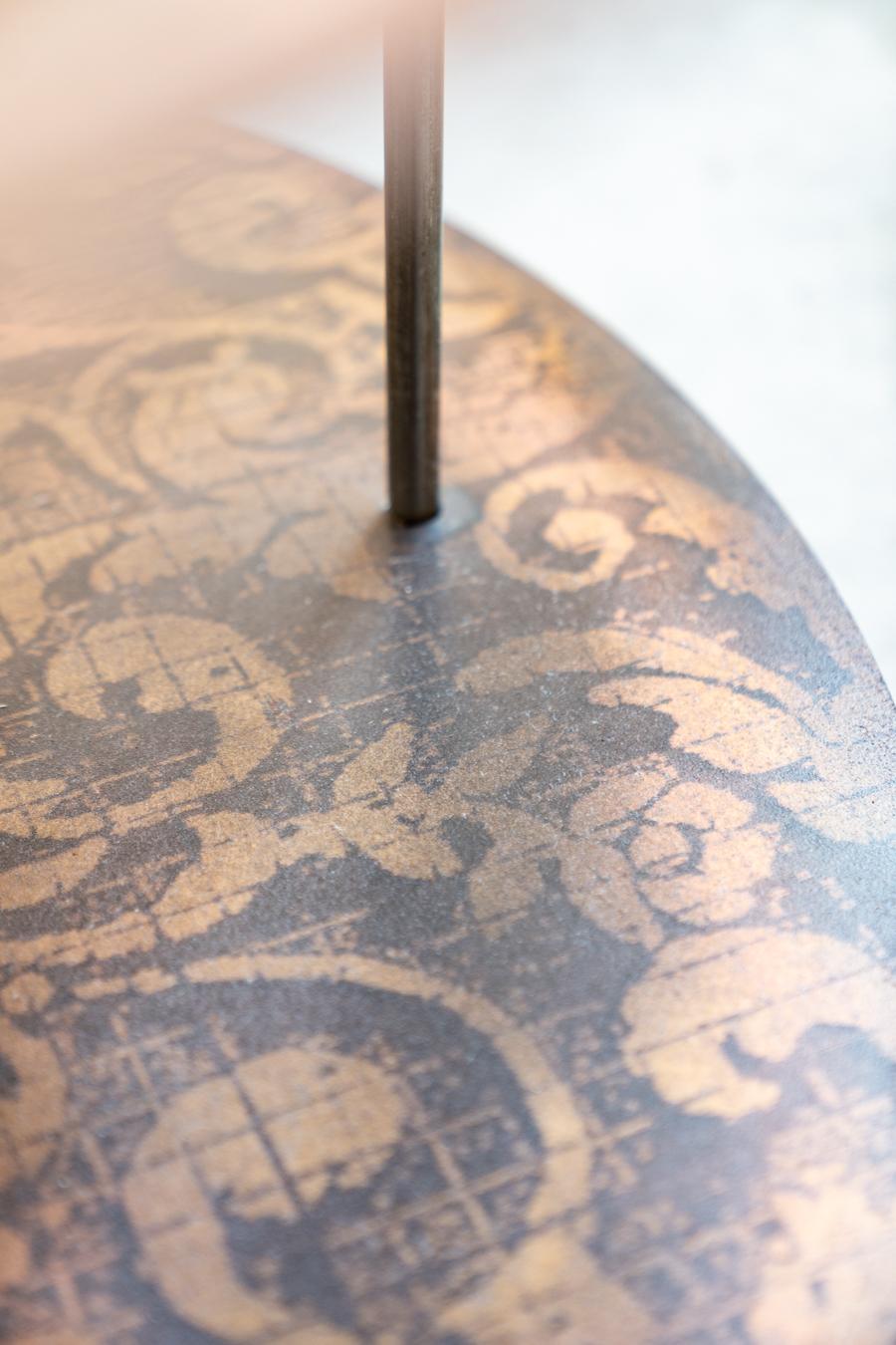 Tavolino rotondo da salotto, in metallo con decorazioni serigrafate, stile Line in vendita 9
