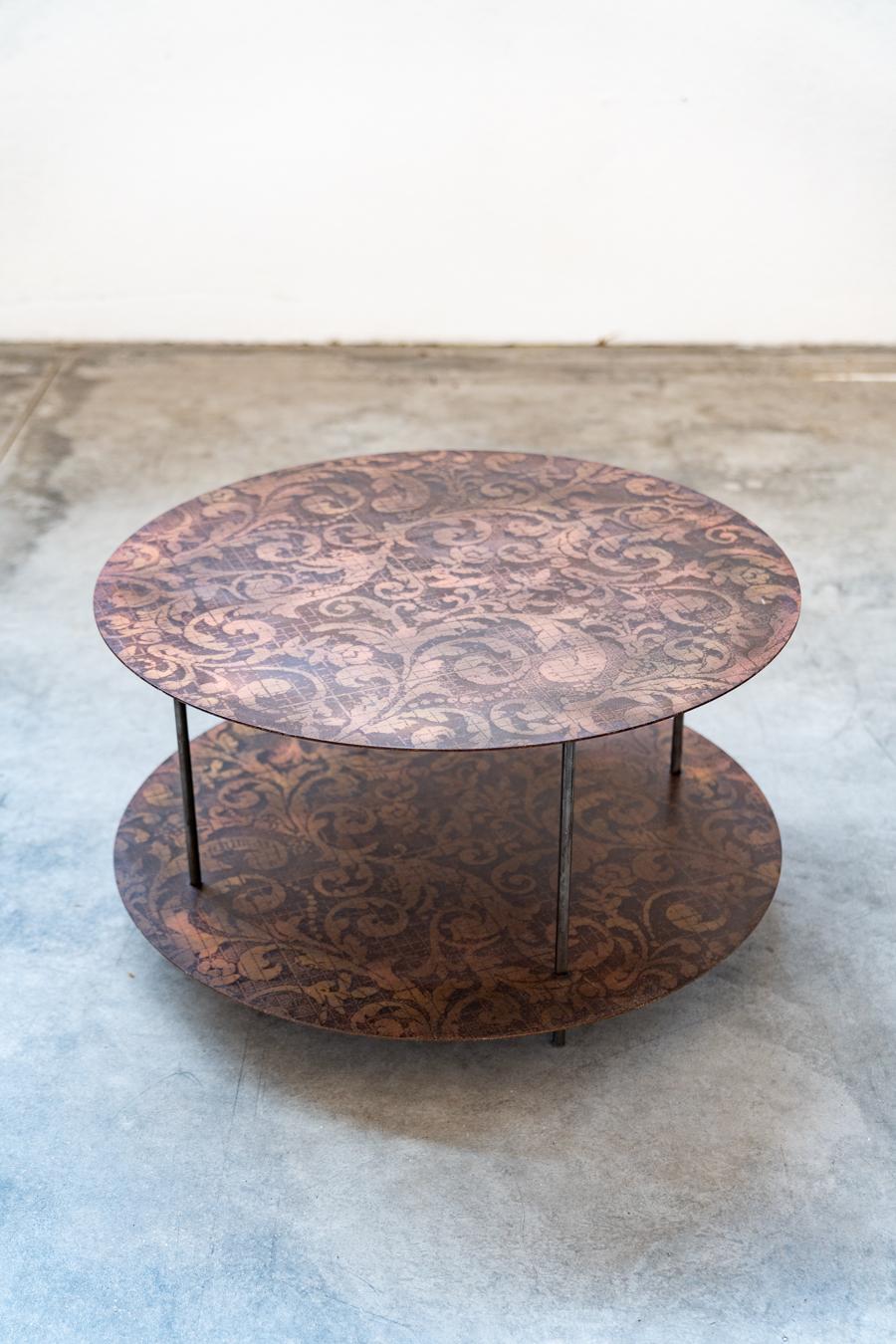 Italian Tavolino rotondo da salotto, in metallo con decorazioni serigrafate, stile Line in vendita