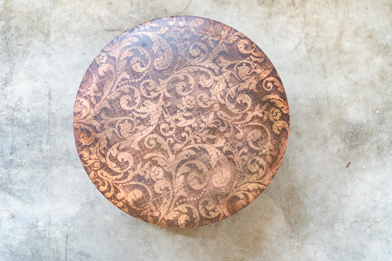 Early 20th Century Tavolino rotondo da salotto, in metallo con decorazioni serigrafate, stile Line in vendita