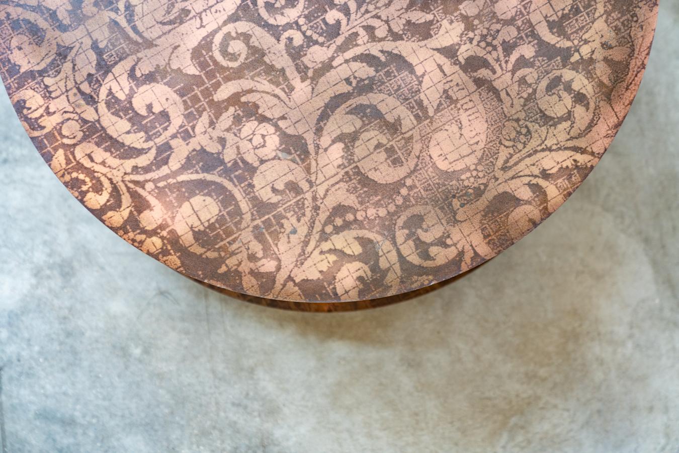 Metallo Tavolino rotondo da salotto, in metallo con decorazioni serigrafate, stile Line in vendita