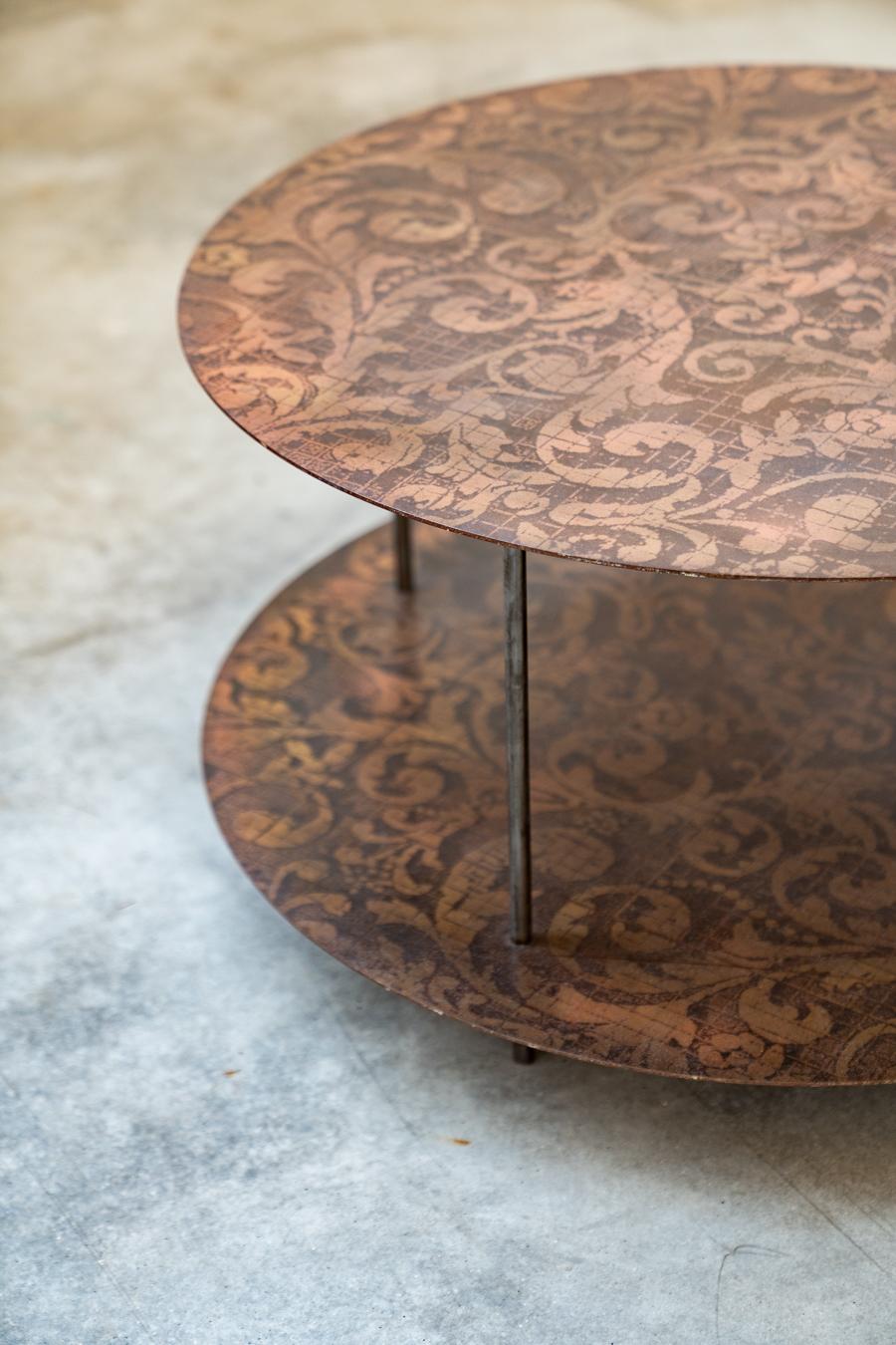 Tavolino rotondo da salotto, in metallo con decorazioni serigrafate, stile Line in vendita 1