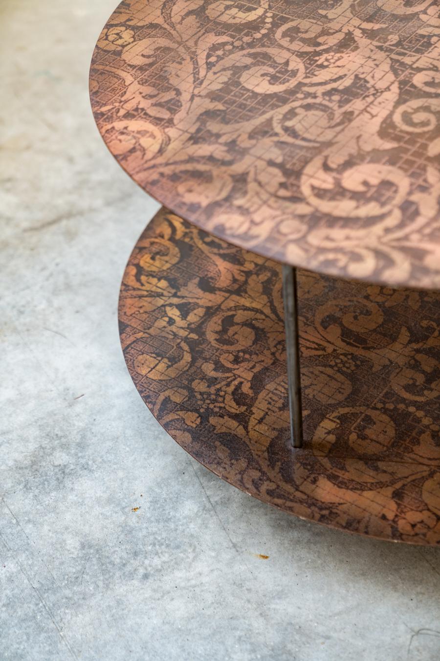 Tavolino rotondo da salotto, in metallo con decorazioni serigrafate, stile Line in vendita 2