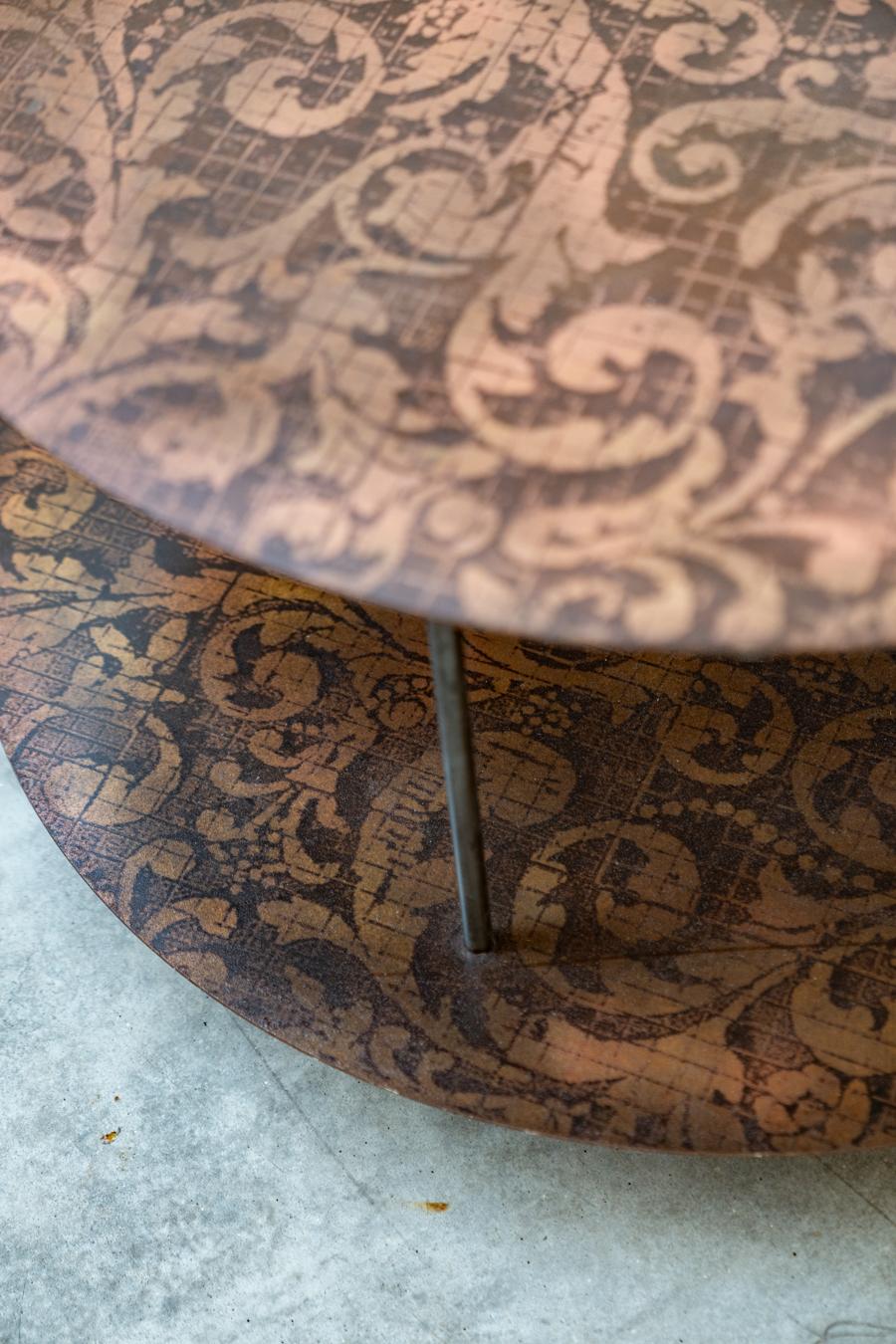Tavolino rotondo da salotto, in metallo con decorazioni serigrafate, stile Line in vendita 3
