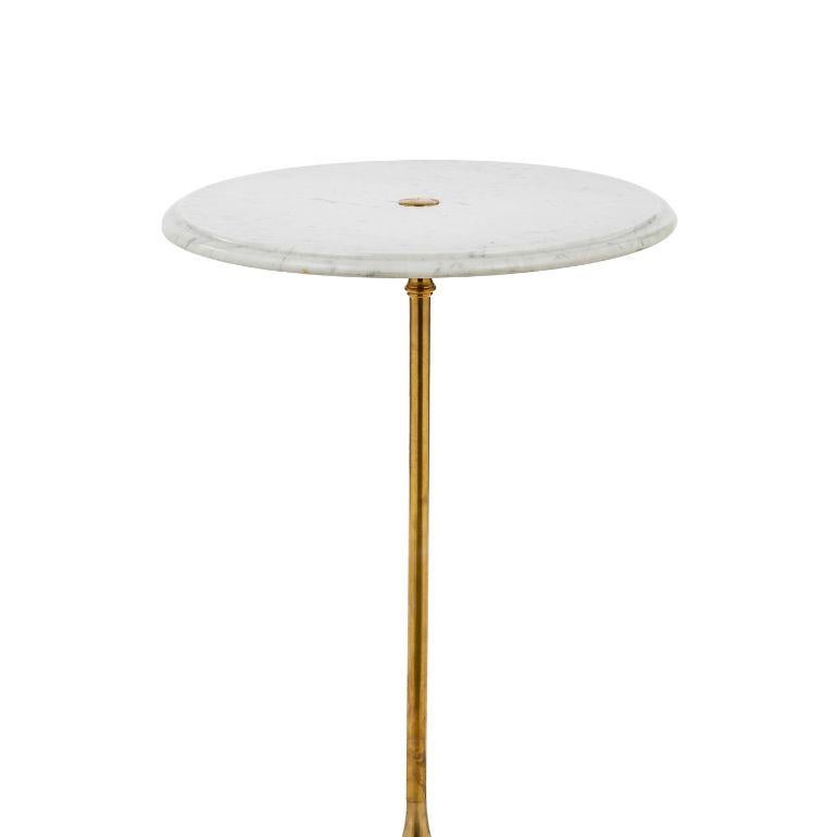 Une table basse de la ligne Novecento qui évoque l'atmosphère riche des night-clubs américains des années 1920 ; avec son élégant pied en laiton et son plateau en marbre de Carrare, elle est parfaite comme table basse pour un bistrot ou un salon