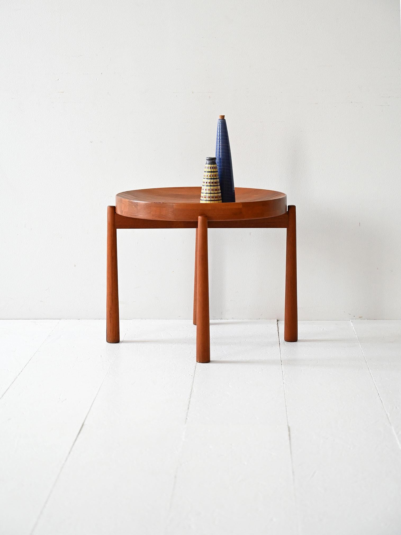 Mesa de centro escultural de teca con bandeja extraíble, diseñada por Jens Quistgaard para Richard Nissen, Dinamarca.

Mesa de centro redonda de teca diseñada por el escultor Jens Quistgaard para Richard Nissen, Dinamarca. La parte superior, con