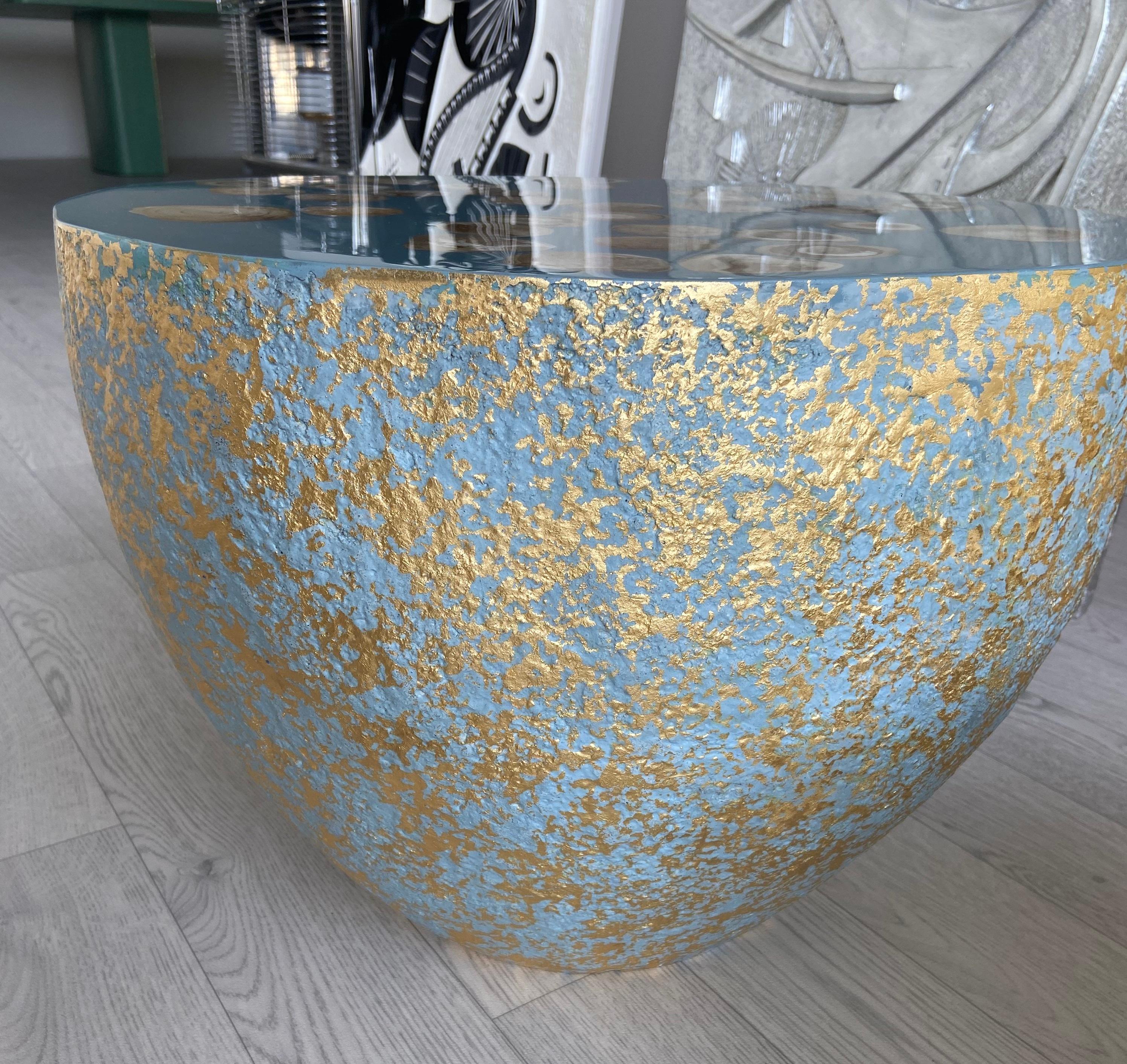 Tavolino Azzurro e Oro Decorato con Intarsi Fatti a Mano in Italia da Cupioli in vendita 2