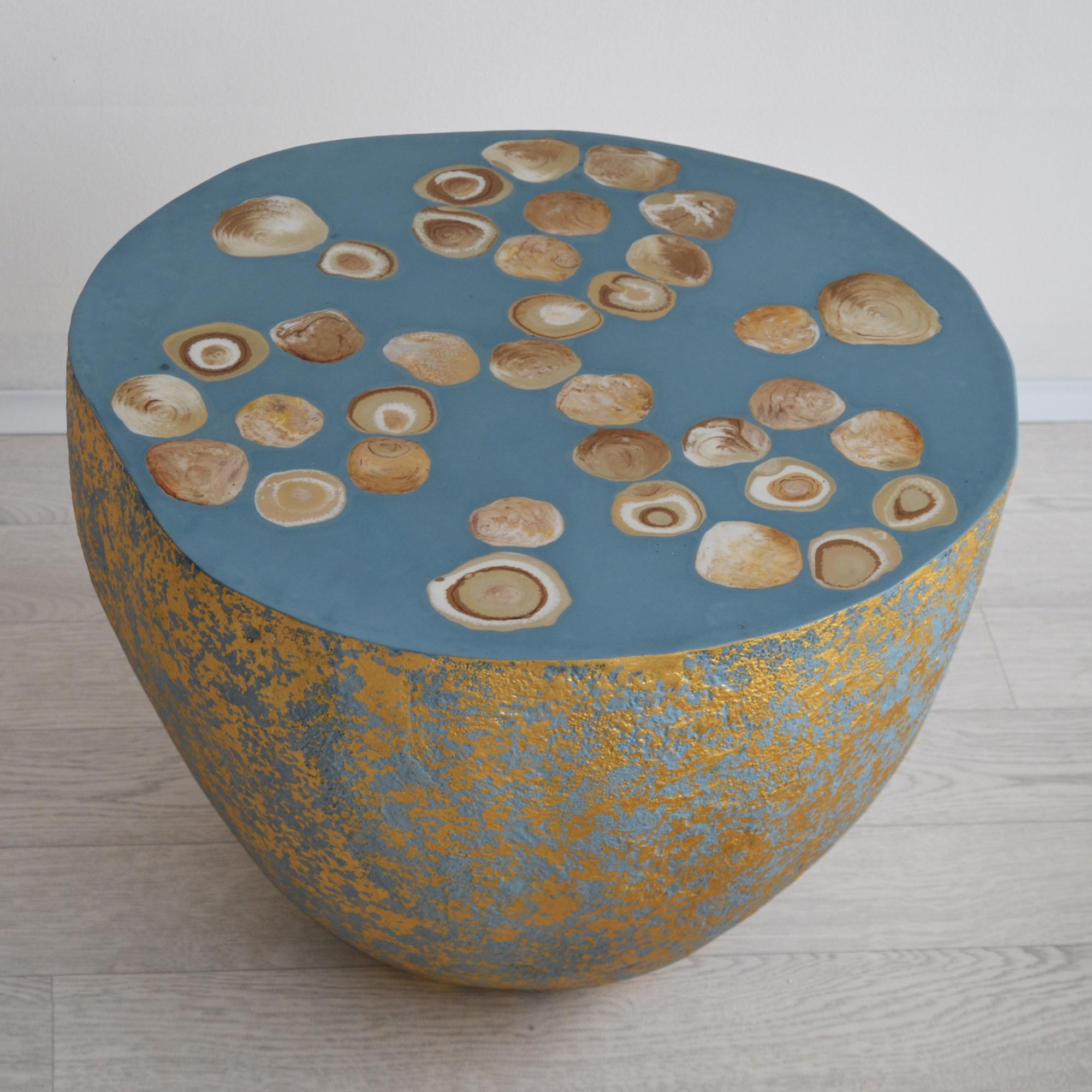 Tavolino azzurro e oro decorato con intarsi fatti a mano in Italia da Cupioli.
 BonBon: Un Tocco Giocoso di Arte per i Tuoi Interni

BonBon è una capsule collection di tavolini caratterizzati da forme arrotondate e irregolari, arricchiti da