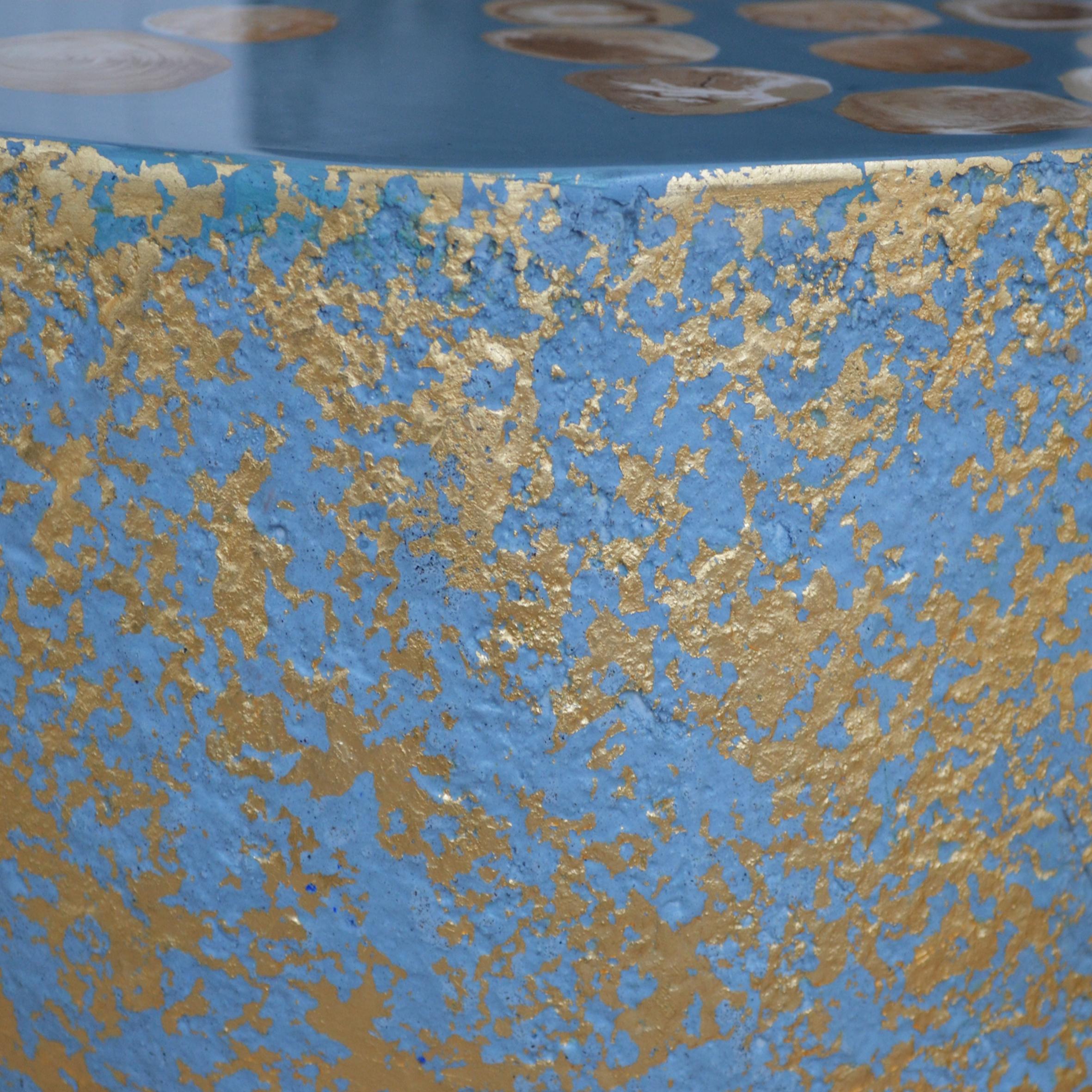Italian Tavolino Azzurro e Oro Decorato con Intarsi Fatti a Mano in Italia da Cupioli in vendita