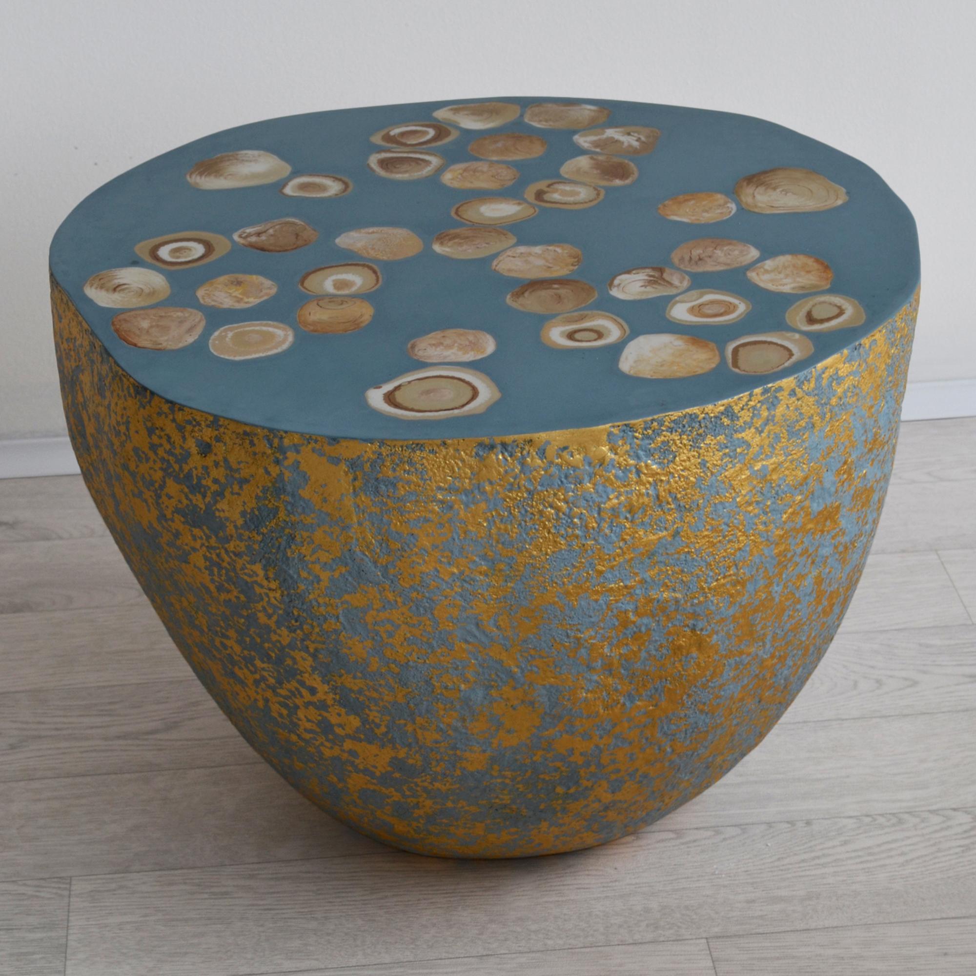 Dorato Tavolino Azzurro e Oro Decorato con Intarsi Fatti a Mano in Italia da Cupioli in vendita