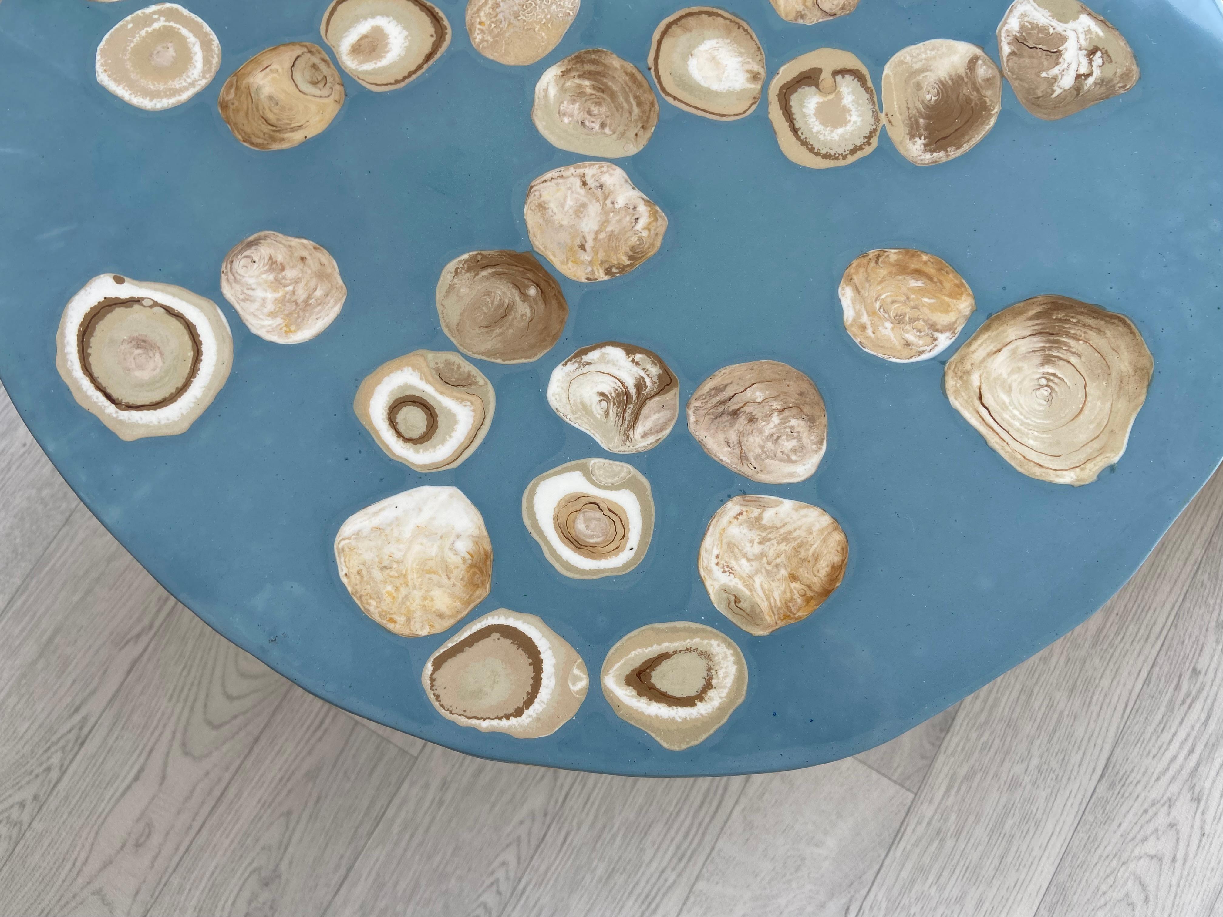 Legno Tavolino Azzurro e Oro Decorato con Intarsi Fatti a Mano in Italia da Cupioli in vendita
