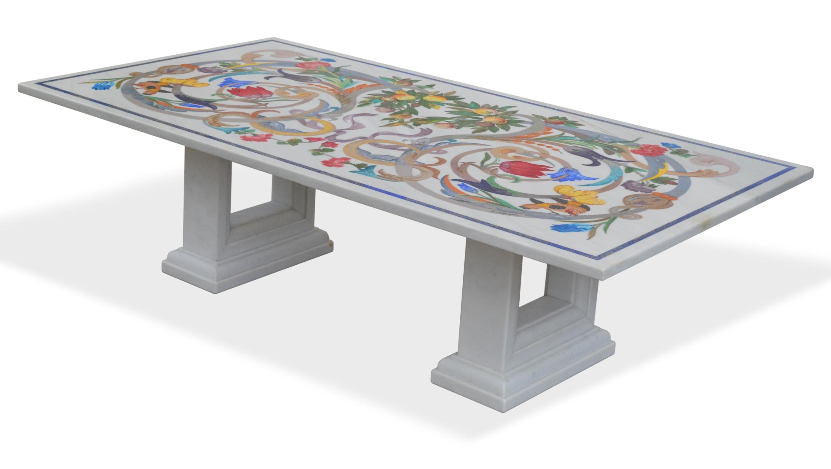 Eleganter Couchtisch aus weißem Marmor mit handgefertigter Scagliola-Einlage.

Dieser raffinierte Couchtisch zeichnet sich durch eine elegante Scagliola-Intarsie auf einer Platte aus ausgewähltem Bianco Statuario-Marmor aus, die von einem Sockel