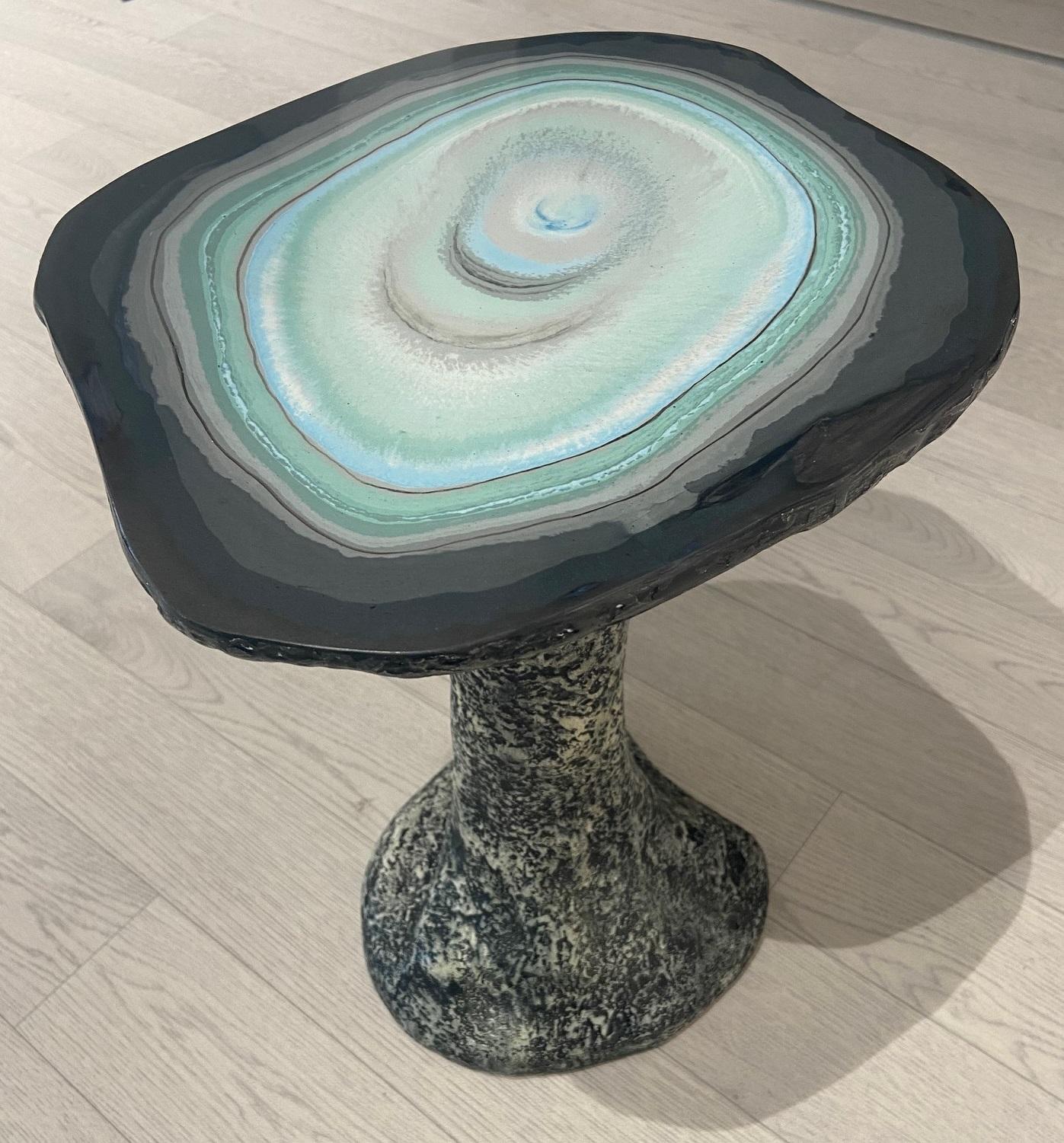 Table d'appoint moderne en résine verte faite à la main en Italie par Cupioli Neuf - En vente à Rimini, IT